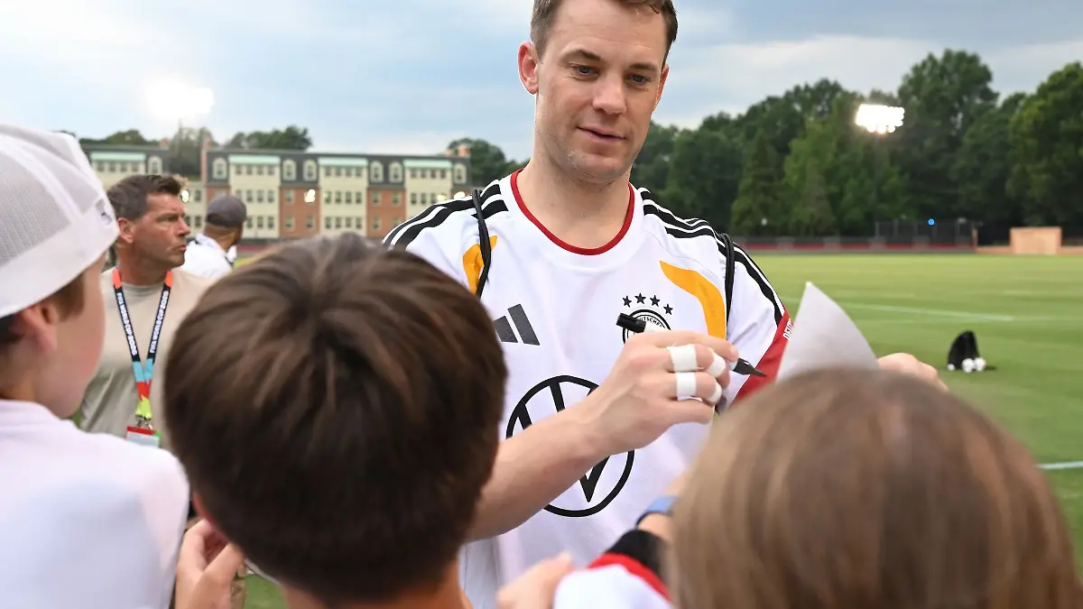 Gefragt bei den Fans: Manuel Neuer ist endlich im Tesamtraining.