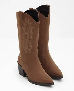 Modischer Stiefel mit dekorativer Ziernaht im Cowboy-Look