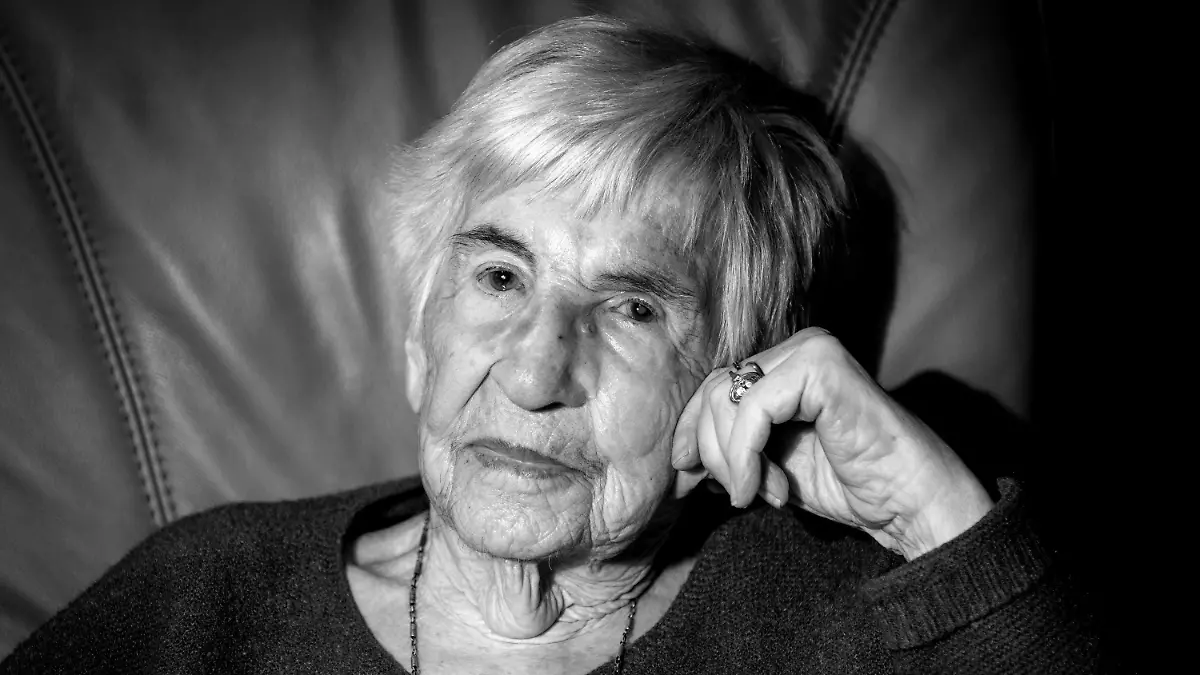 ARCHIV - 08.12.2019, Hamburg: Esther Bejarano, deutsch-jüdische Überlebende des Konzentrationslagers Auschwitz-Birkenau, sitzt in einem Sessel in ihrer Wohnung. (zu dpa «KZ-Überlebende Esther Bejarano im Alter von 96 Jahren gestorben») Foto: Axel Heimken/dpa +++ dpa-Bildfunk +++