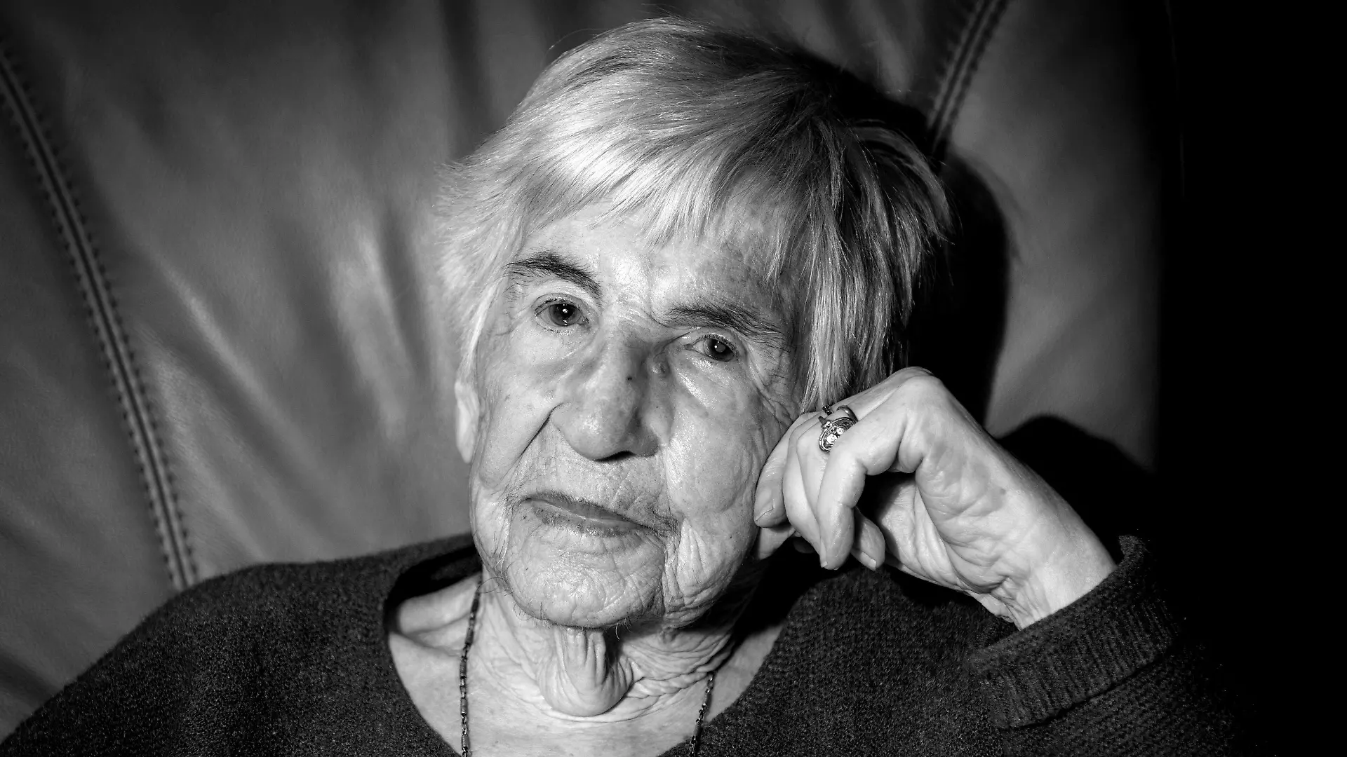 ARCHIV - 08.12.2019, Hamburg: Esther Bejarano, deutsch-jüdische Überlebende des Konzentrationslagers Auschwitz-Birkenau, sitzt in einem Sessel in ihrer Wohnung. (zu dpa «KZ-Überlebende Esther Bejarano im Alter von 96 Jahren gestorben») Foto: Axel Heimken/dpa +++ dpa-Bildfunk +++