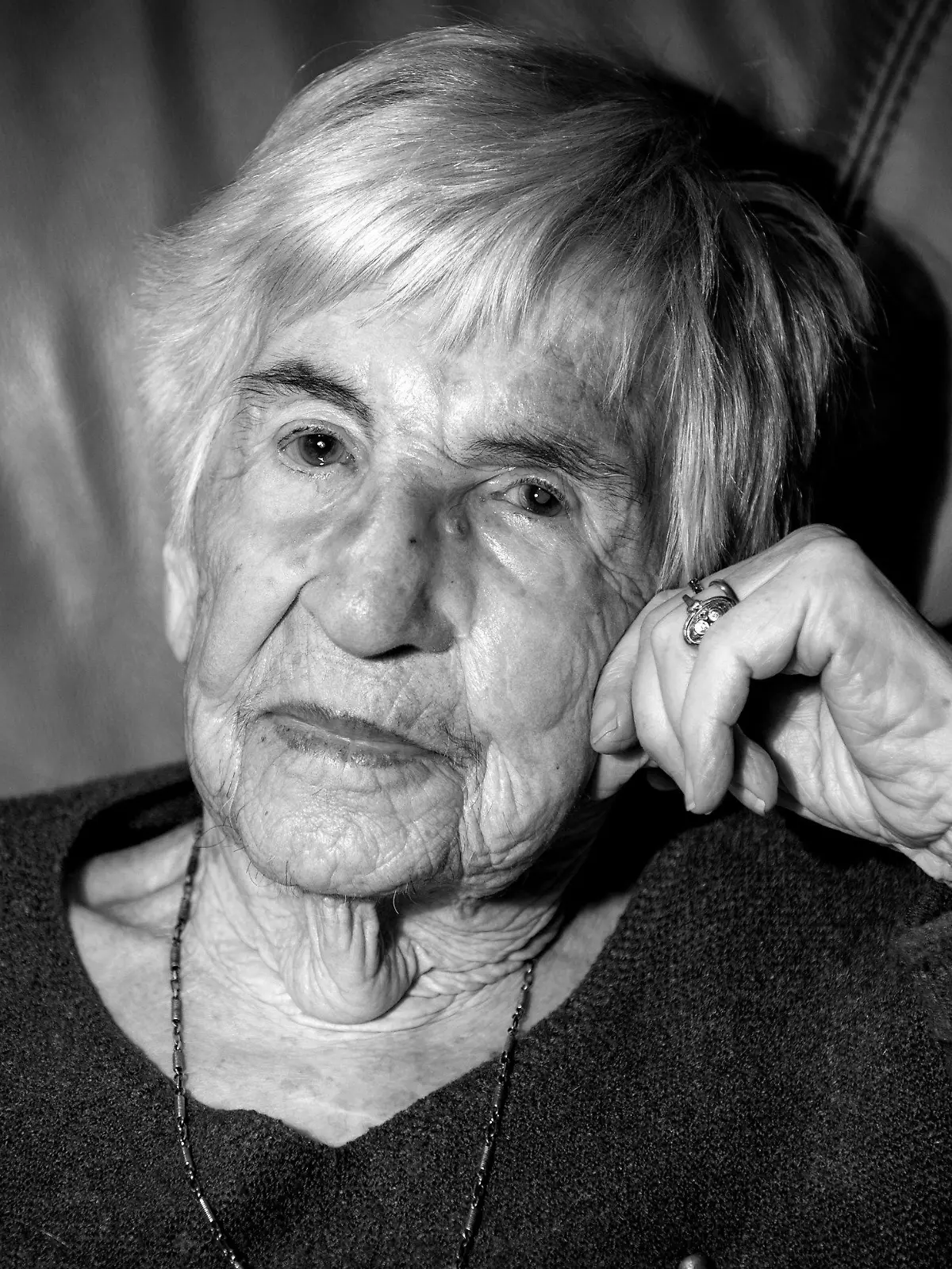 ARCHIV - 08.12.2019, Hamburg: Esther Bejarano, deutsch-jüdische Überlebende des Konzentrationslagers Auschwitz-Birkenau, sitzt in einem Sessel in ihrer Wohnung. (zu dpa «KZ-Überlebende Esther Bejarano im Alter von 96 Jahren gestorben») Foto: Axel Heimken/dpa +++ dpa-Bildfunk +++