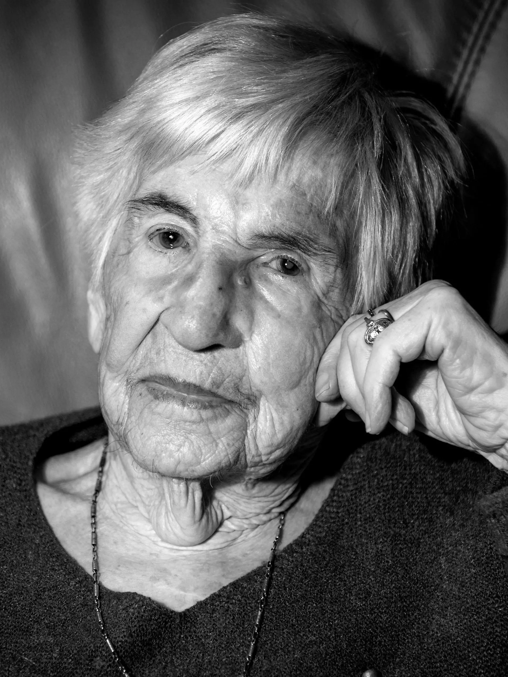 ARCHIV - 08.12.2019, Hamburg: Esther Bejarano, deutsch-jüdische Überlebende des Konzentrationslagers Auschwitz-Birkenau, sitzt in einem Sessel in ihrer Wohnung. (zu dpa «KZ-Überlebende Esther Bejarano im Alter von 96 Jahren gestorben») Foto: Axel Heimken/dpa +++ dpa-Bildfunk +++