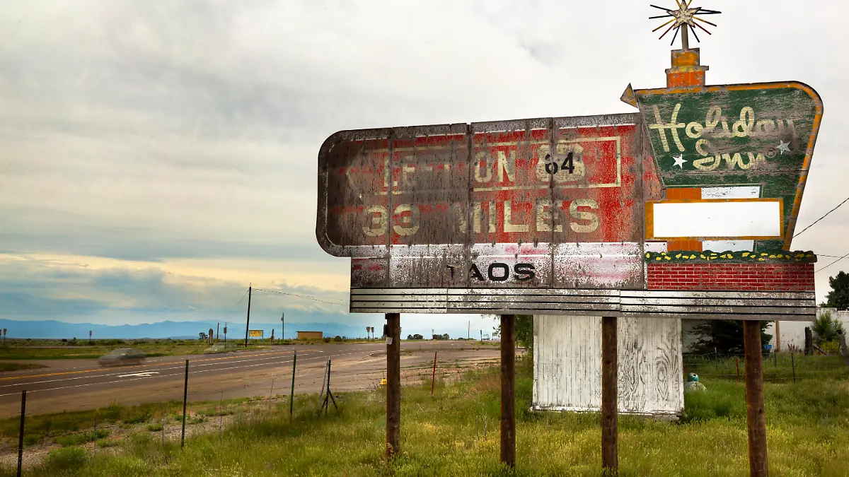 July 14, 2915, Monte Vista, Colorado, USA: 284 HWY South outside of Taos New Mexico Holiday Inn sign. A woman who has lived in New York since 1924, gets married, becomes a mother of 3 boys and is an artist, realizes in her 80's she can no longer live on her own. Suzanne Krieger is now about to journey from the east coast of New York to the American West in Colorado (USA), to become a permanent resident at the Veterans Center at Homelake, Colorado. 'Visiting Mom' is a photographic series documenting her relocation to a new life but also including the underneath story about American car travel since so much of our time was involved being in a car. The vehicle became a player in the story and large part of the visual experience. I live in Manhattan. I don't drive much. Spending so many hours in a car I started to see the car door and car windows as an entrance or framing for as visual narratives. In the USA so many people drive and cars become an extension of us. I was fascinated by the compositions seen through the car windows. The great American myth of being on the road was a part of the process. The sense of freedom, the mobility, the open spaces. (Credit Image: © Salem Kreiger/ZUMA Wire