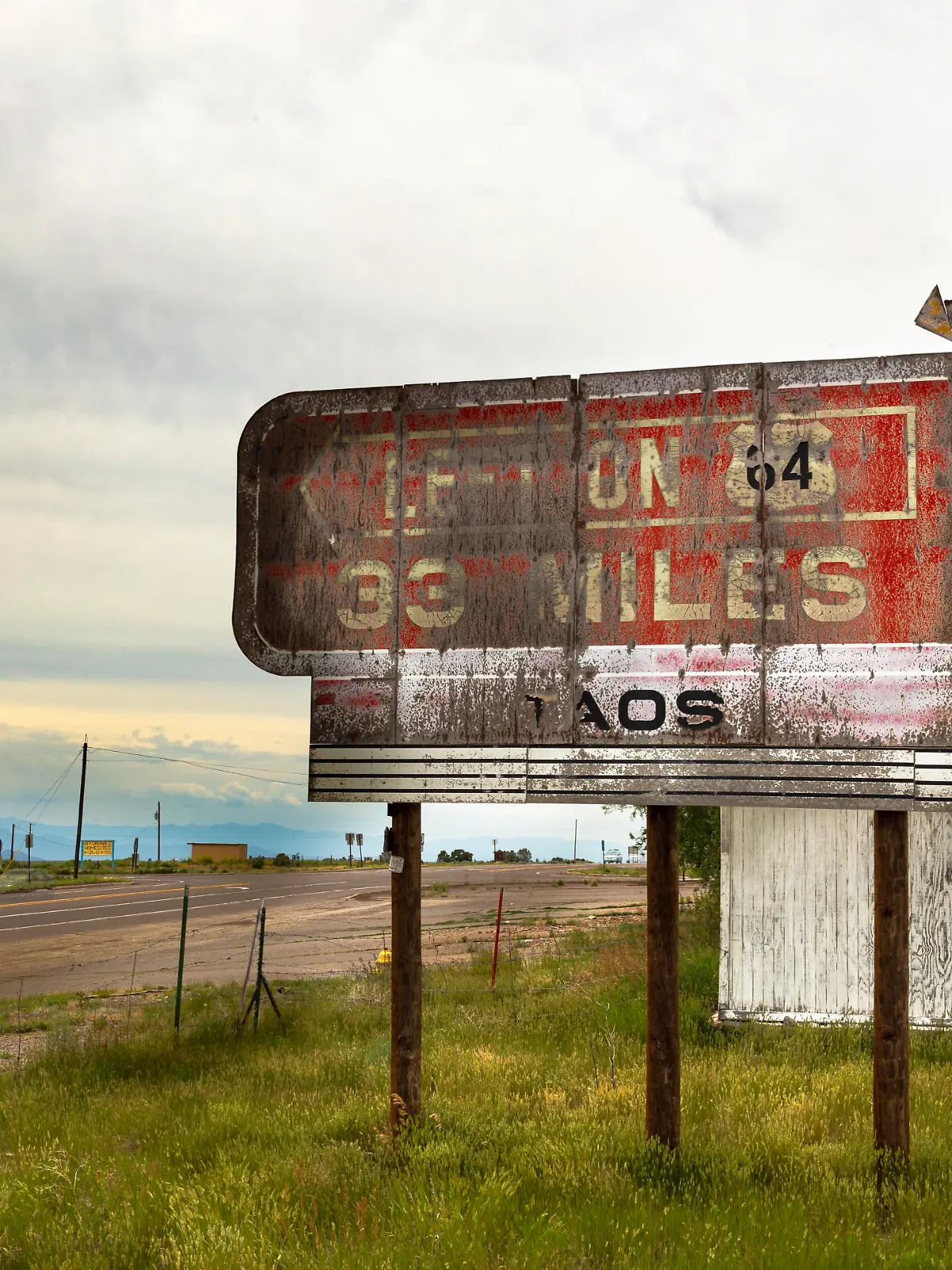 July 14, 2915, Monte Vista, Colorado, USA: 284 HWY South outside of Taos New Mexico Holiday Inn sign. A woman who has lived in New York since 1924, gets married, becomes a mother of 3 boys and is an artist, realizes in her 80's she can no longer live on her own. Suzanne Krieger is now about to journey from the east coast of New York to the American West in Colorado (USA), to become a permanent resident at the Veterans Center at Homelake, Colorado. 'Visiting Mom' is a photographic series documenting her relocation to a new life but also including the underneath story about American car travel since so much of our time was involved being in a car. The vehicle became a player in the story and large part of the visual experience. I live in Manhattan. I don't drive much. Spending so many hours in a car I started to see the car door and car windows as an entrance or framing for as visual narratives. In the USA so many people drive and cars become an extension of us. I was fascinated by the compositions seen through the car windows. The great American myth of being on the road was a part of the process. The sense of freedom, the mobility, the open spaces. (Credit Image: © Salem Kreiger/ZUMA Wire