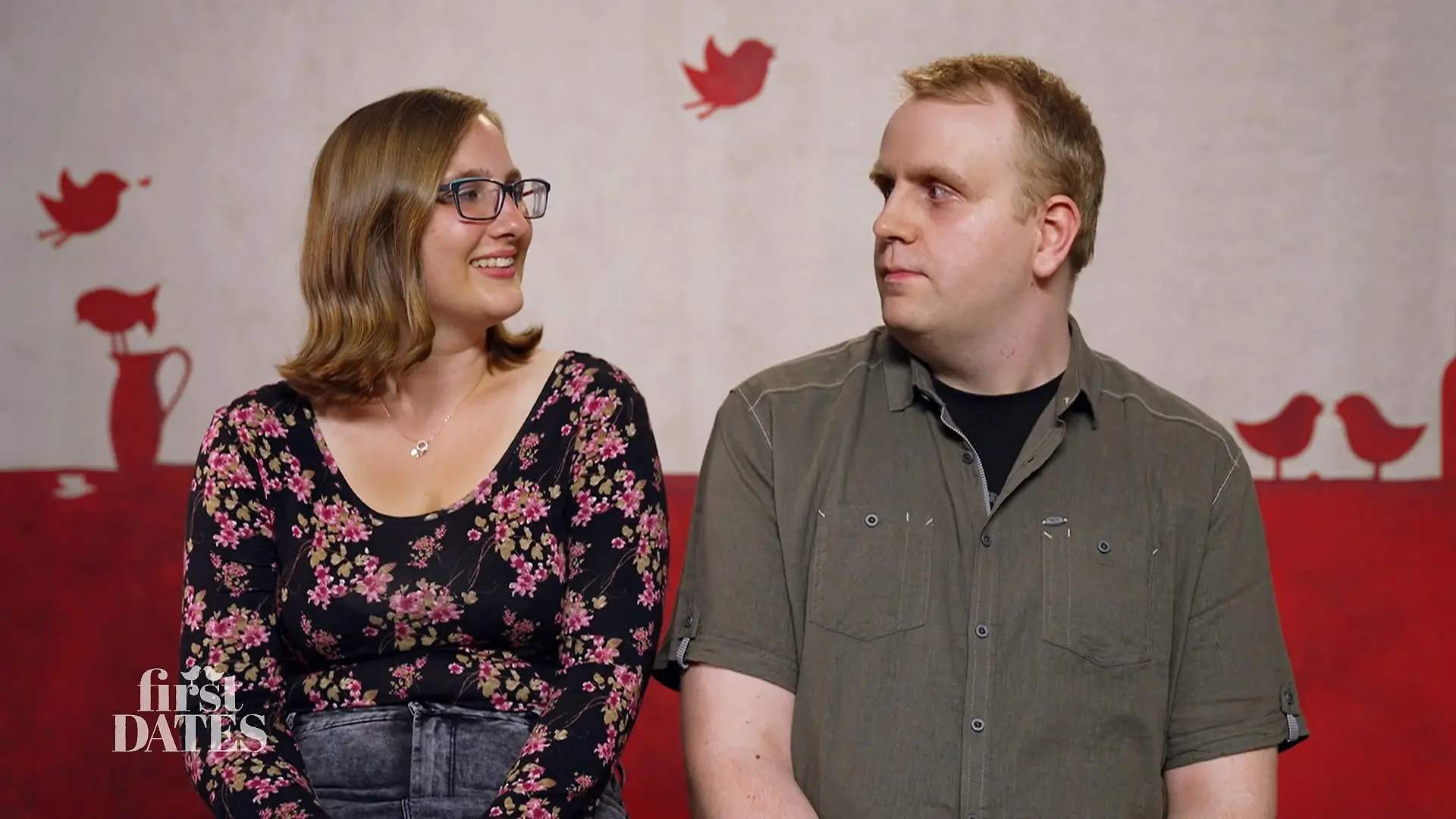 Sie beiden schauen sich im Interview an.