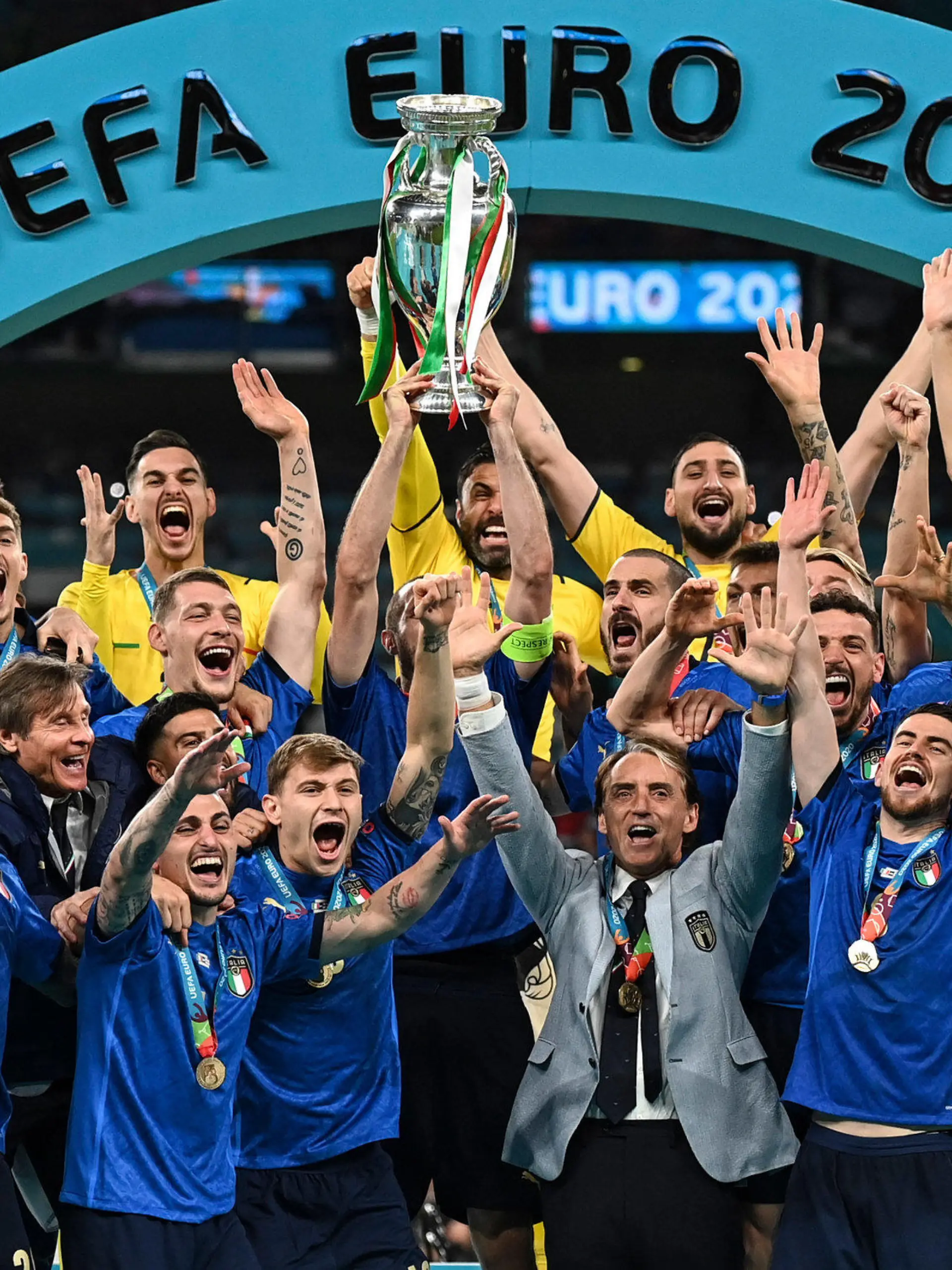 dpatopbilder - 11.07.2021, Großbritannien, London: Fußball: EM, Italien - England, Finalrunde, Finale im Wembley Stadion. Italiens Mannschaft feiert mit der Trophäe auf dem Podium nach dem Sieg. Italien gewinnt das Finale  im Elfmeterschießen mit 3:2 und ist  Fußball-Europameister. (Wiederholung mit verändertem Bildausschnitt) Foto: Michael Regan/GETTY POOL/AP/dpa +++ dpa-Bildfunk +++