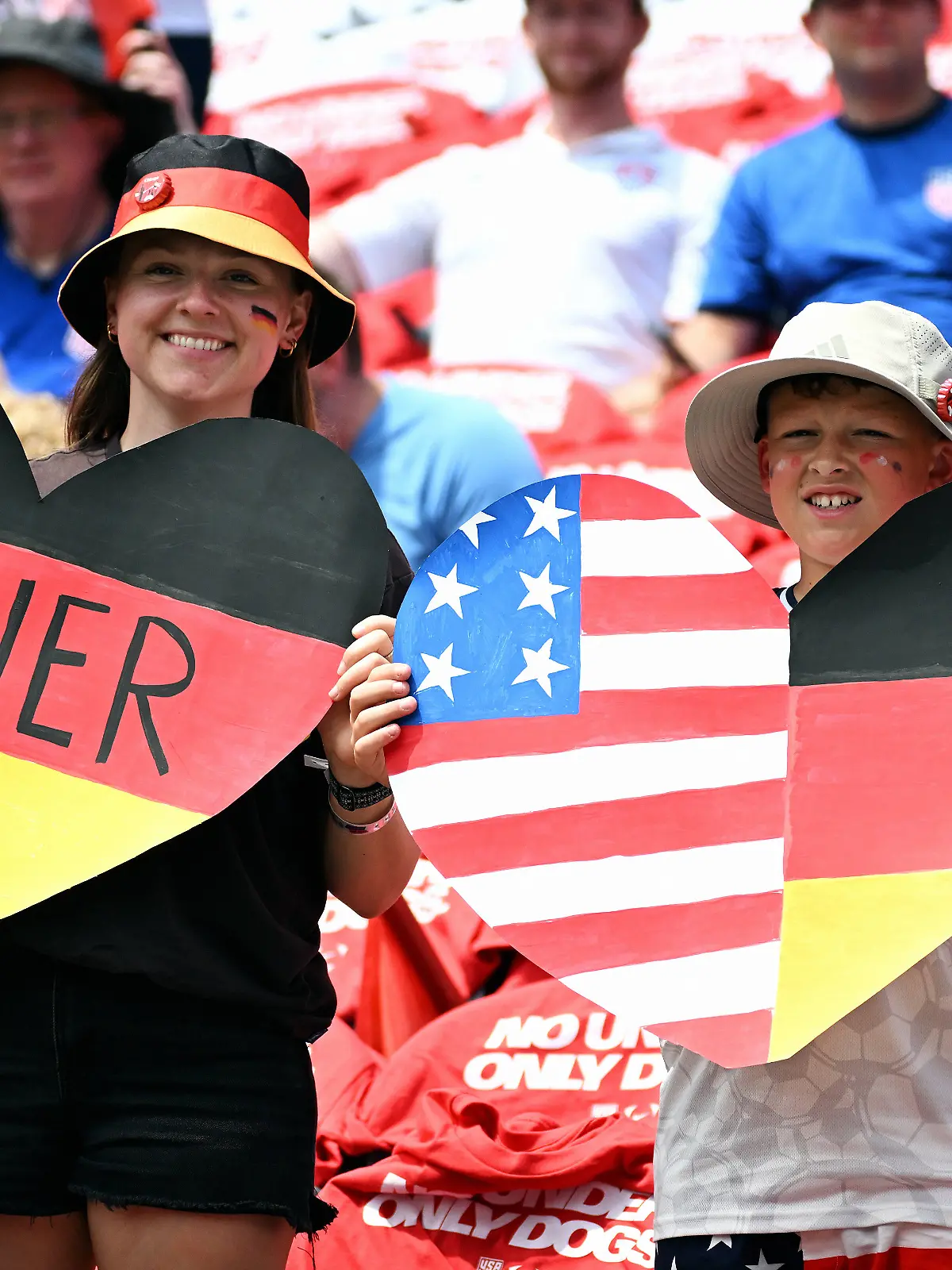 Bild zu: "Heiratsantrag via Stadion-Leinwand? Was sich die FIFA das kosten lässt"