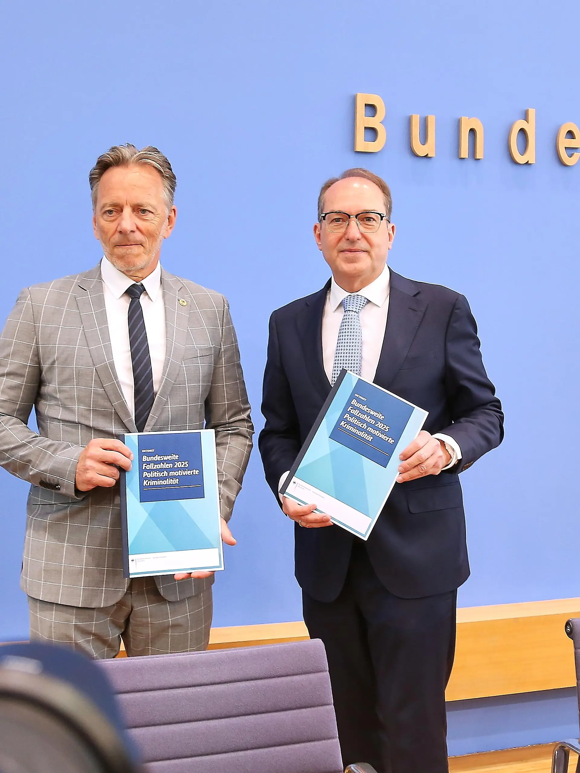 Berlin, Deutschland: Bundespressekonferenz: Vorstellung Statistik politisch motivierte Kriminalität (PKM): Holger Münch, Präsident des Bundeskriminalamtes (BKA) und Bundesminister des Innern Alexander Dobrindt (CSU)
