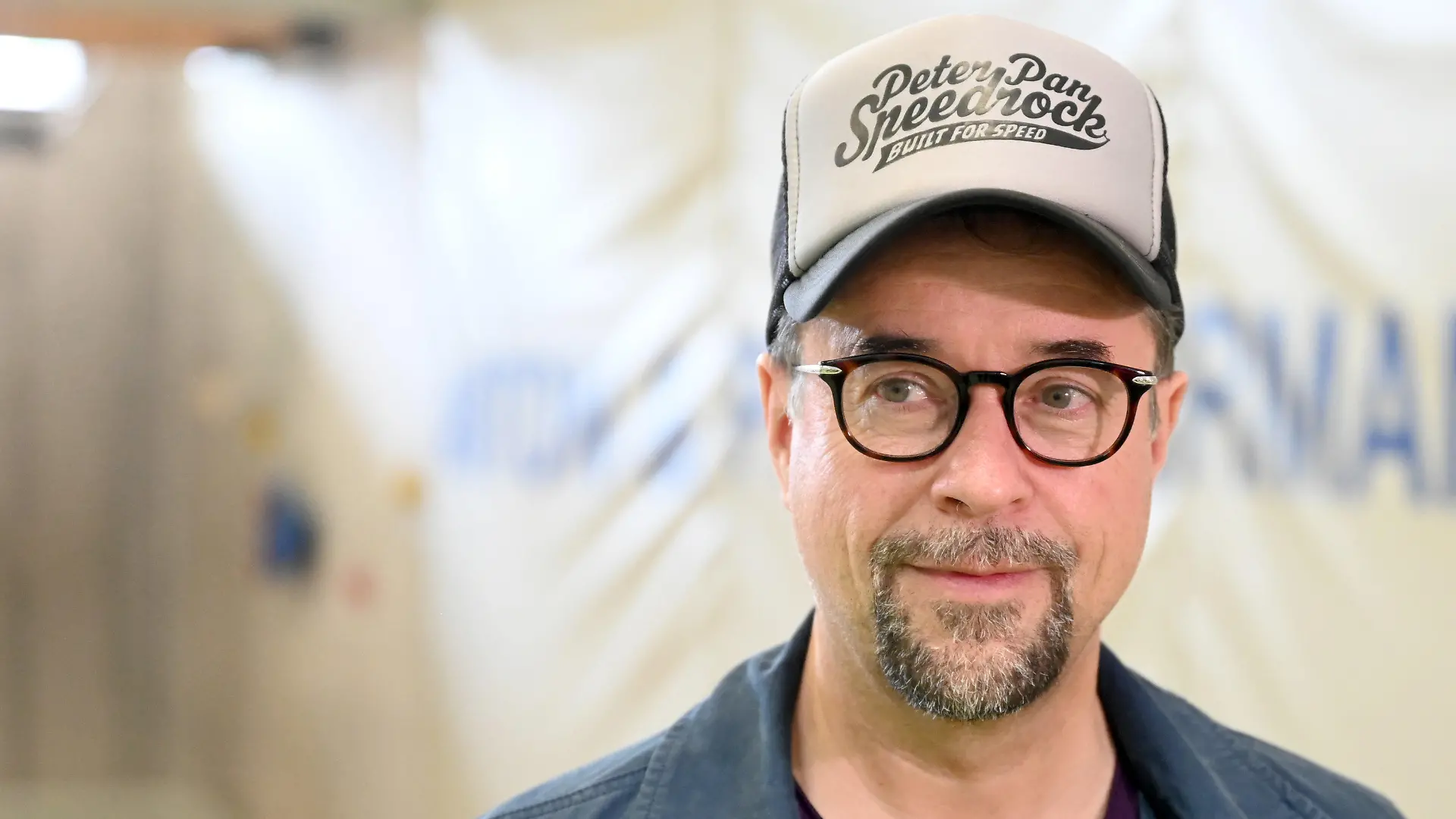 ARCHIV - 08.06.2021, Baden-Württemberg, Tübingen: Der Schauspieler Jan Josef Liefers spricht bei einer Pressekonferenz zur Initiative "#BewegtEuch" in einer Sporthalle mit Journalisten. Mit der Initiative sollen Unterstützer Patenschaften für Kinder aus sozial schwachen Familien übernehmen, um ihnen ihren Lieblingssport zu ermöglichen. (zu dpa "Hobby-Rennradfahrer Liefers bei Tour de France - vor den Stars") Foto: Bernd Weißbrod/dpa +++ dpa-Bildfunk +++