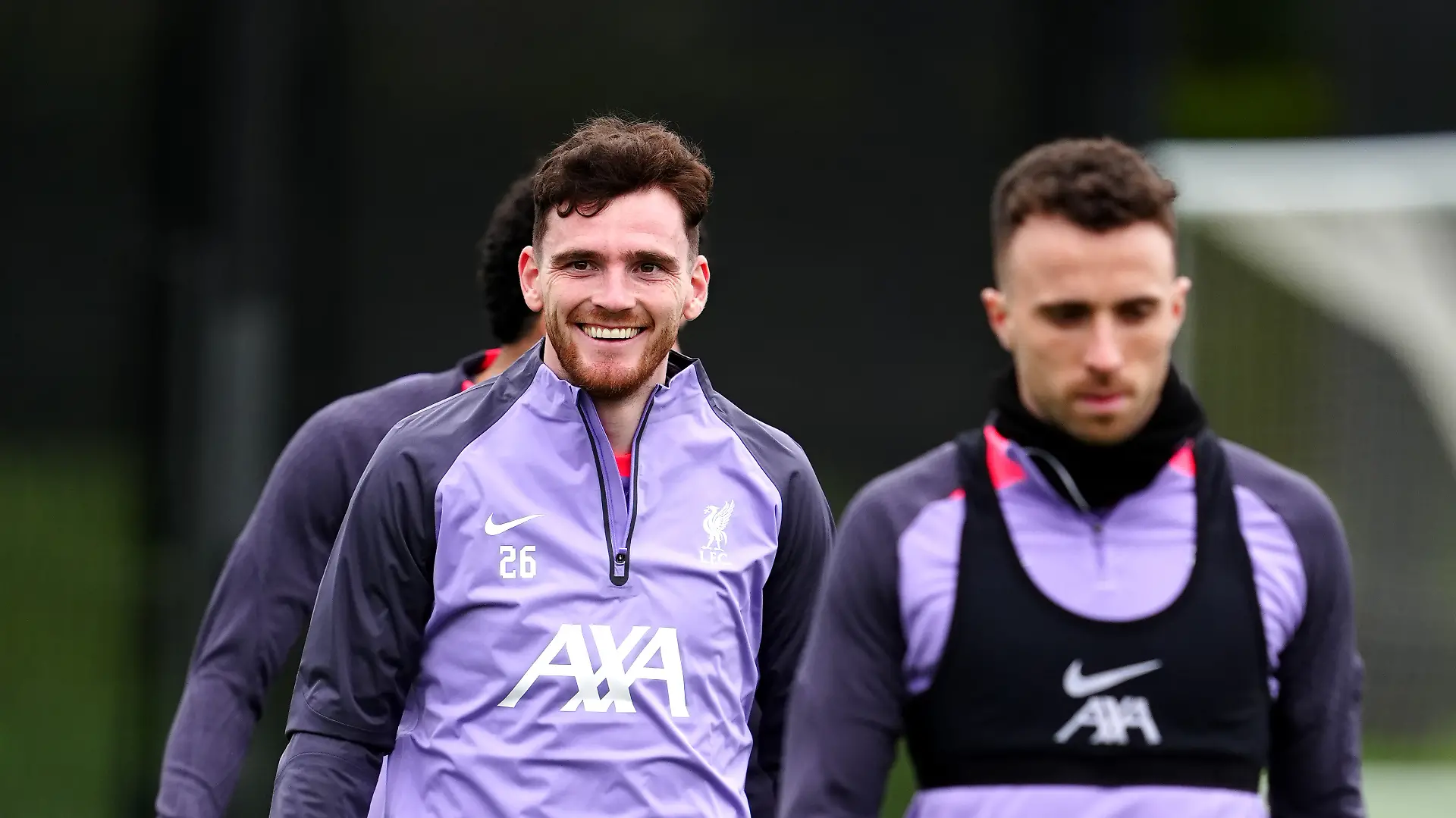 Andrew Robertson (links) wird für seinen verstorbenen Freund Diogo Jota (rechts) bei der WM mit antreten. Dafür dankt ihm auch Jotas Witwe.
