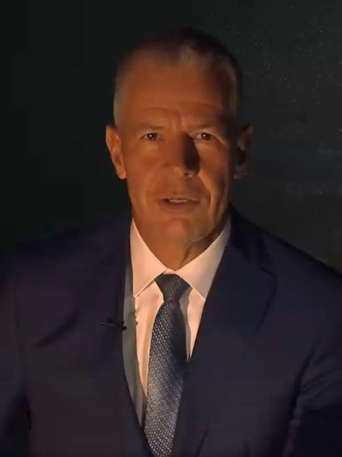 Moderator Peter Kloeppel moderierte nach dem Stromausfall aus einem dunklen Studio.
