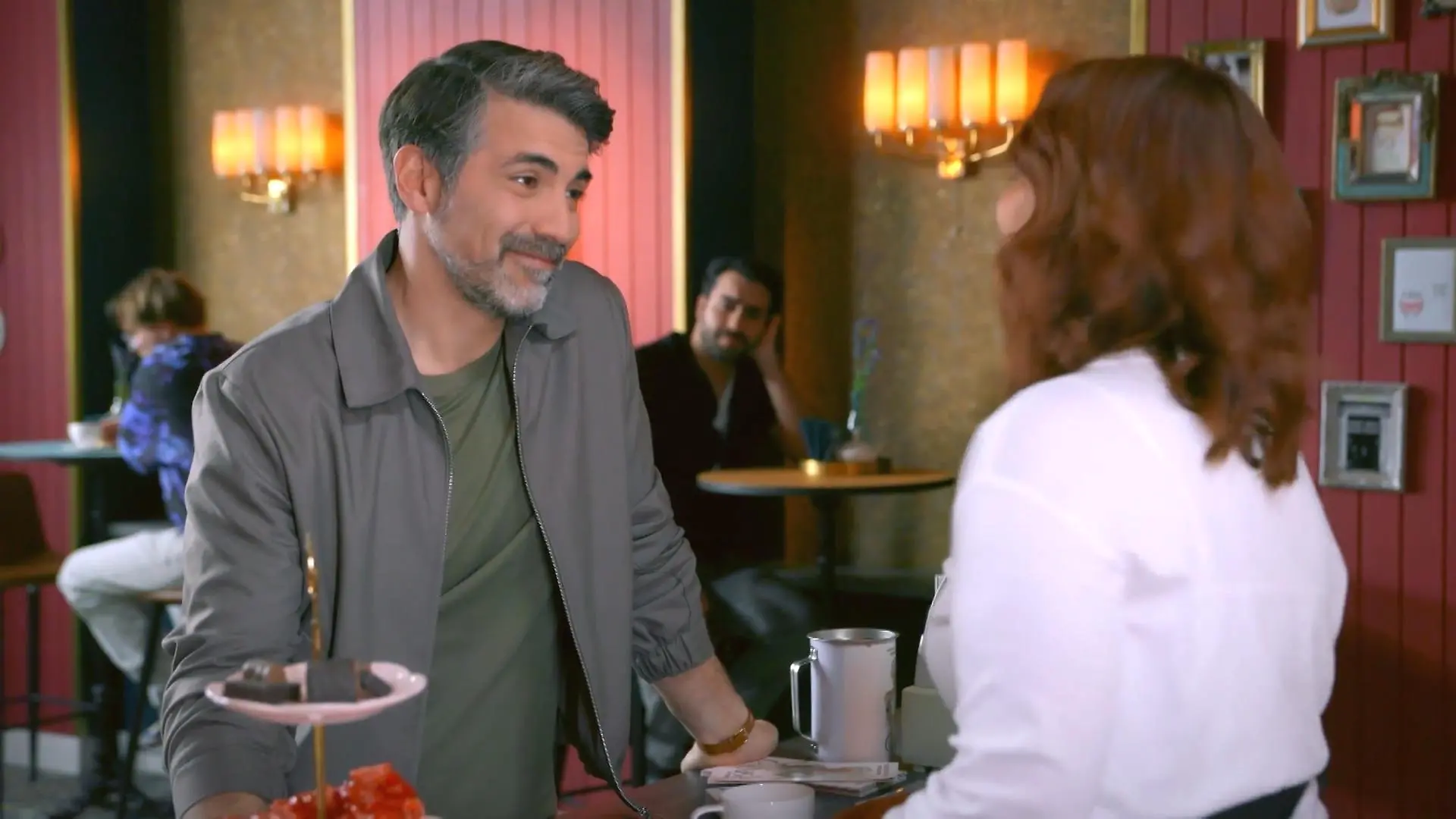 Ferhat schäkert mit Anna „Unter uns“-Folge vom 16.06.26 auf RTL+