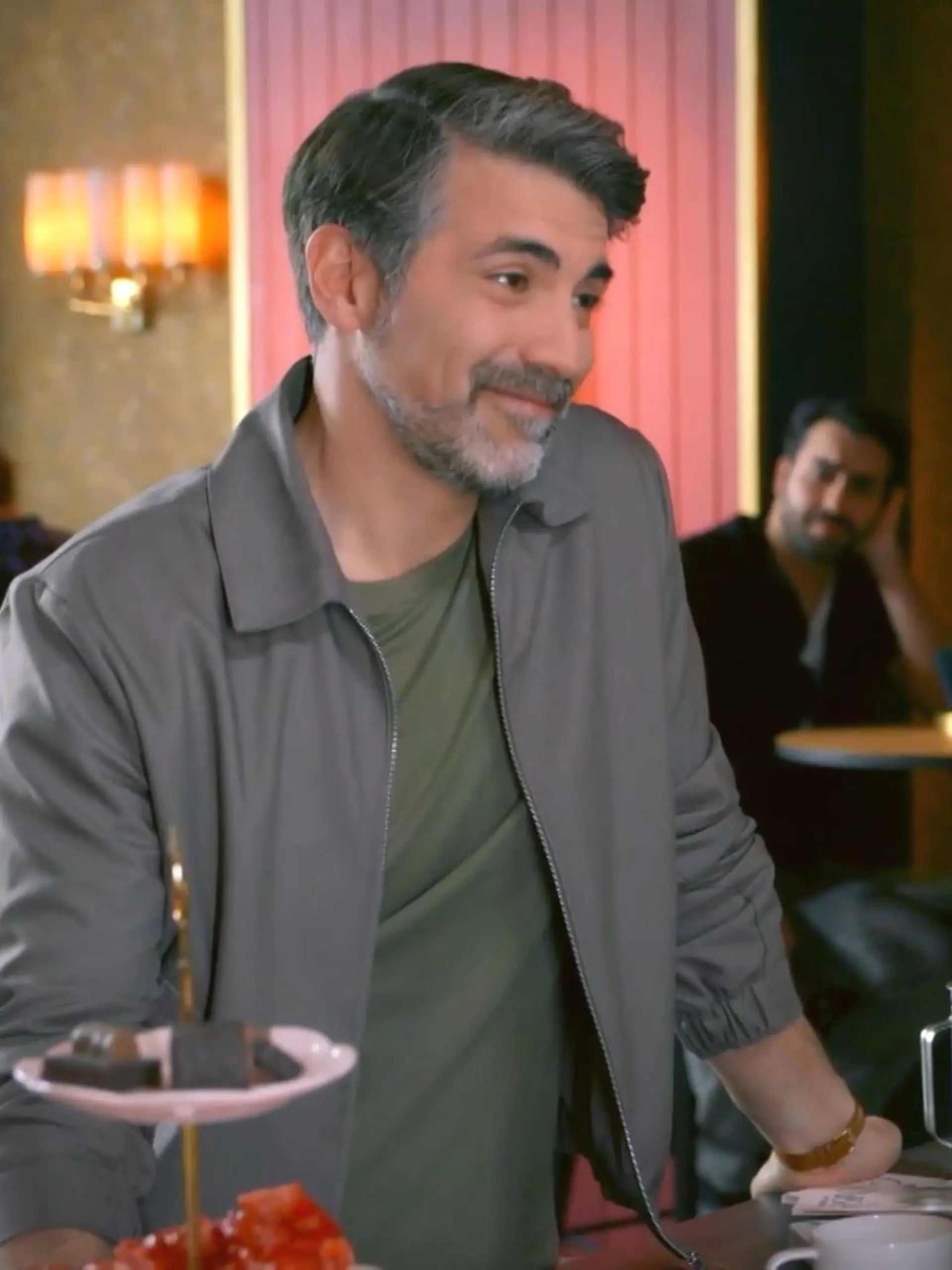 Bild zu: "Ferhat schäkert mit Anna"
