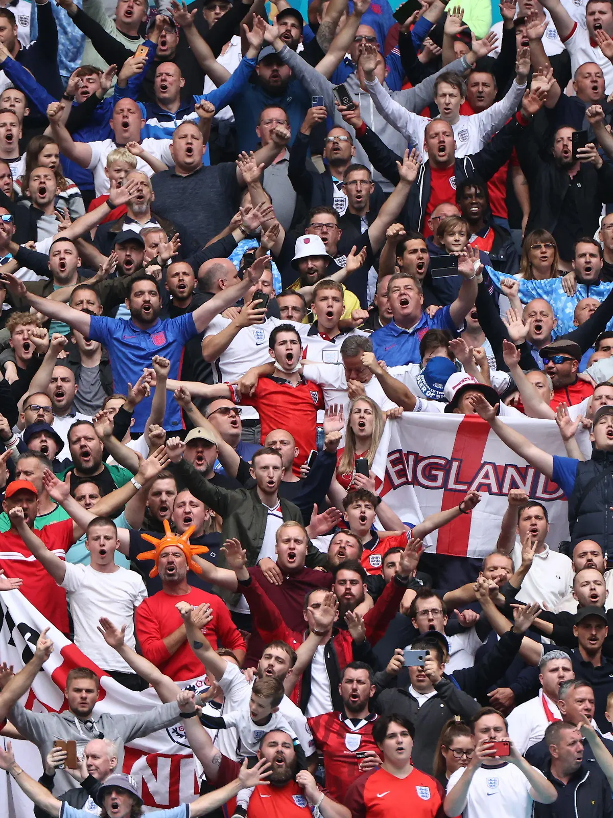 29.06.2021, Großbritannien, London: Fußball: EM, England - Deutschland, Finalrunde, Achtelfinale im Wembley Stadion. Englands Fans feiern vor dem Spiel. (zu dpa «Wembley und die heikle Zuschauerfrage: EM-Höhepunkte im Hotspot») Foto: Christian Charisius/dpa +++ dpa-Bildfunk +++
