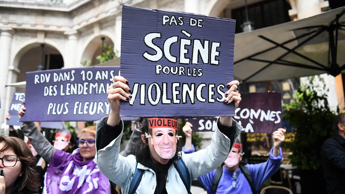 Nous Toutes Feminist Protest Against Patrick Bruel Outside Theatre Edouard VII - Paris About a dozen activists from the Nous Toutes feminist collective protest outside the Theatre Edouard VII against singer Patrick Bruel, who is performing in a play inside, amid sexual assault allegations against him in Paris, France on June 4, 2026. Photo by Florian Poitout/ABACAPRESS.COM Paris France PUBLICATIONxNOTxINxFRAxUK Copyright: xPoitoutxFlorian/ABACAx