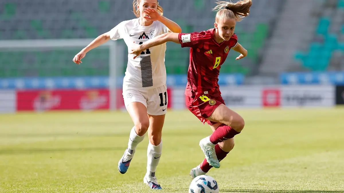 Kräftig rotiert: Vivien Endemann (r) war eine von acht neuen Spielerinnen in der deutschen Startelf.