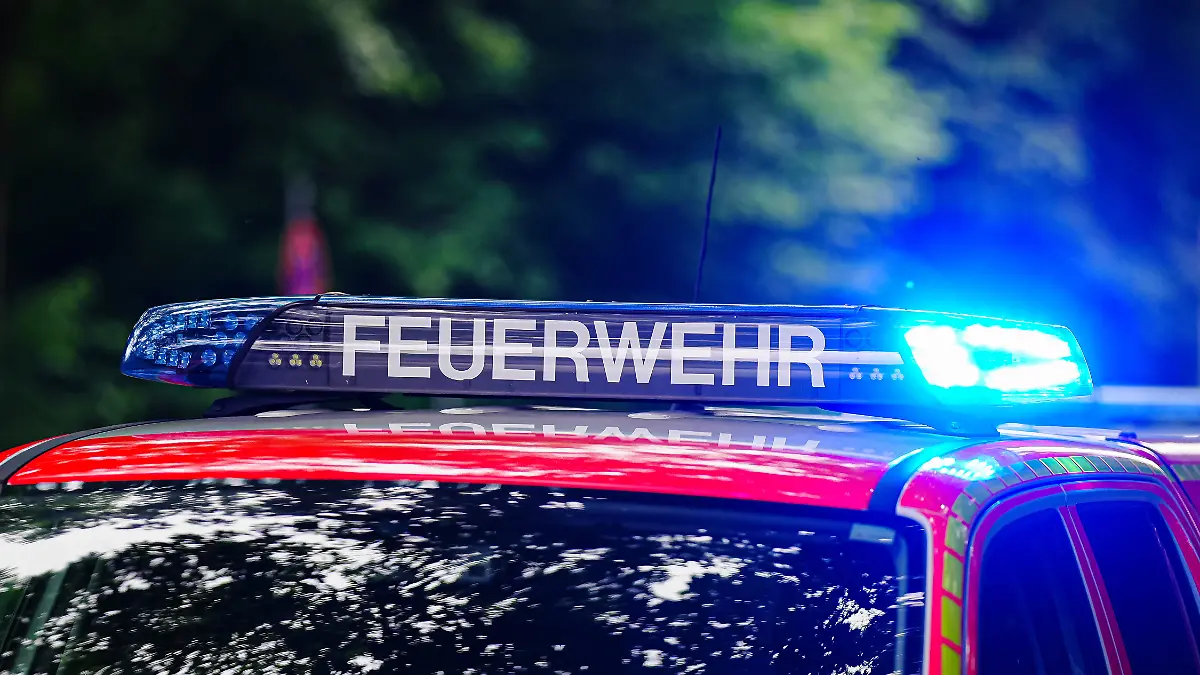 Aufschrift "Feuerwehr" auf Feuerwehrauto, mit Blaulicht Symbolfoto: Blaulicht, 08.06.2026 Foto: Eibner-Pressefoto/Marcel von Fehrn