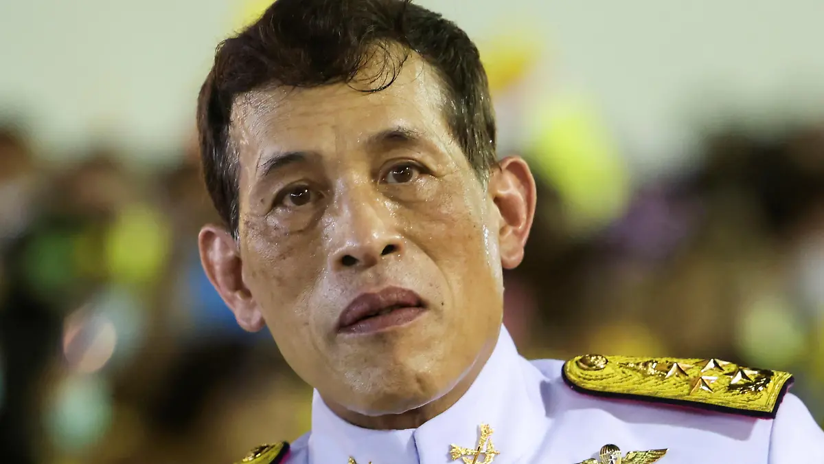 Thailand's King Maha Vajiralongkorn greets royalists, at The Grand Palace in Bangkok, Thailand, November 1, 2020. REUTERS/Athit Perawongmetha