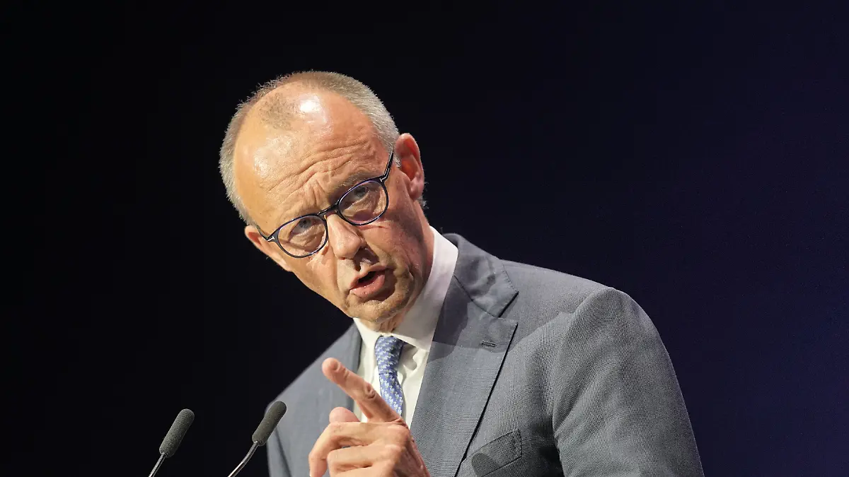 Bundeskanzler Friedrich Merz (CDU) spricht bei der Konferenz «ZVEI eSummit» zur Anwendung von KI in der Elektro- und Digitalindustrie. +++ dpa-Bildfunk +++