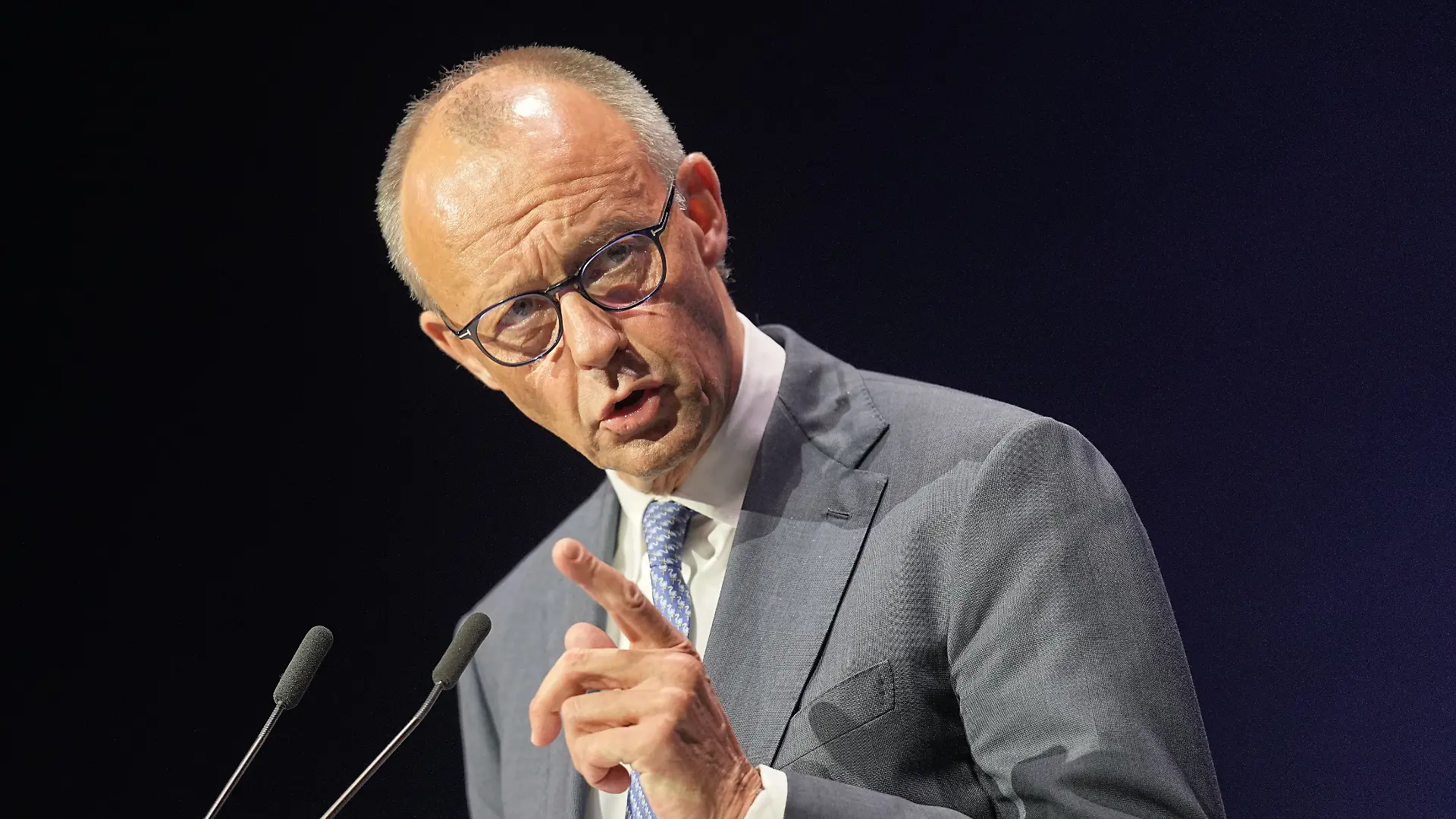 Bundeskanzler Friedrich Merz (CDU) spricht bei der Konferenz «ZVEI eSummit» zur Anwendung von KI in der Elektro- und Digitalindustrie. +++ dpa-Bildfunk +++