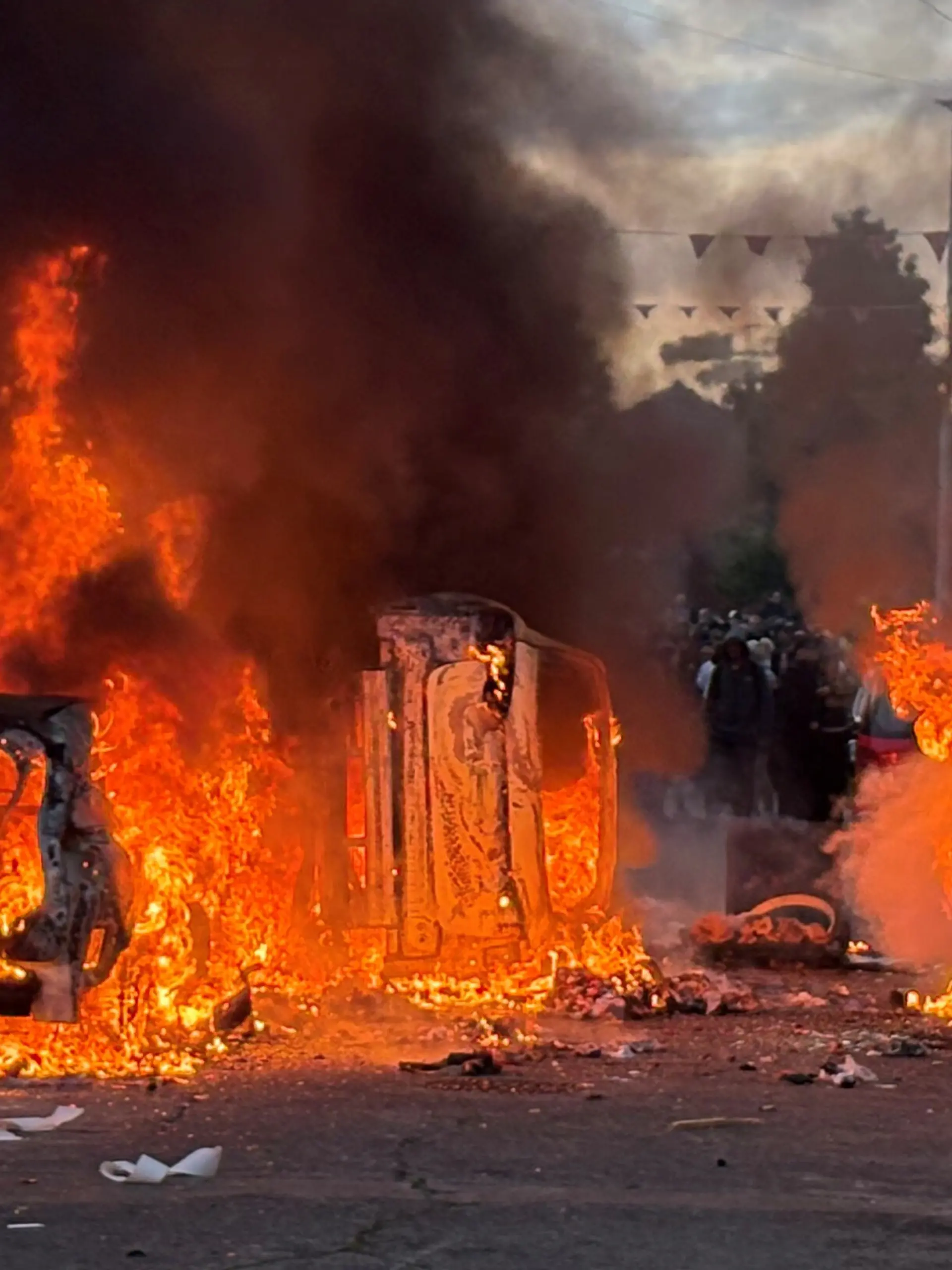 Fahrzeuge, die von Demonstranten in der Lendrick Street in Belfast in Brand gesetzt wurden, während Unruhen nach einem Messerangriff am Montagabend in der Stadt aufflammten. +++ dpa-Bildfunk +++