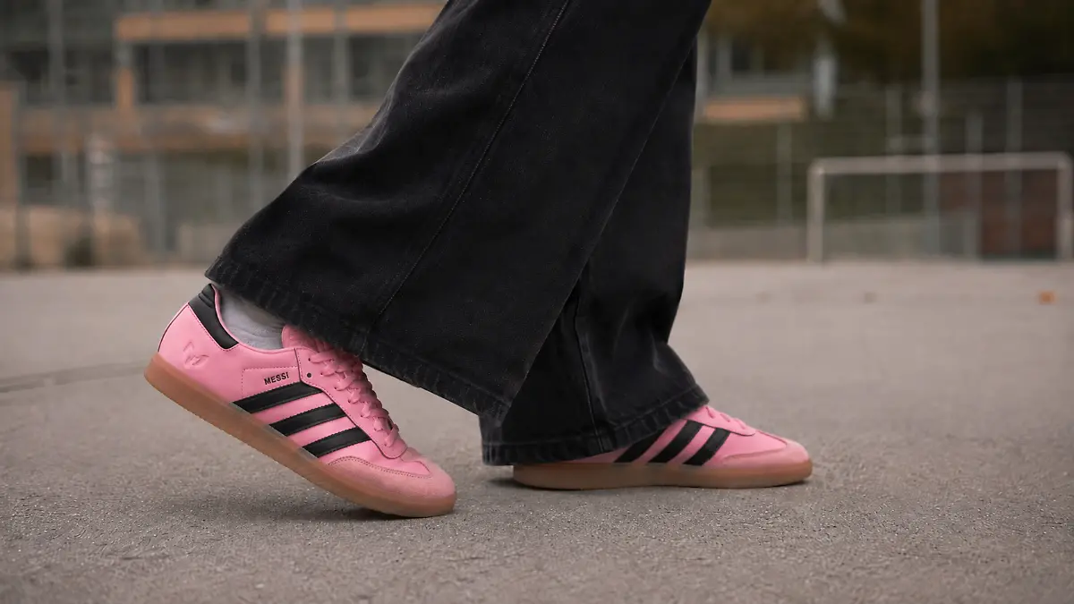 Eine Frau trägt die Messi-Sneaker von Adidas auf dem Bolzplatz.