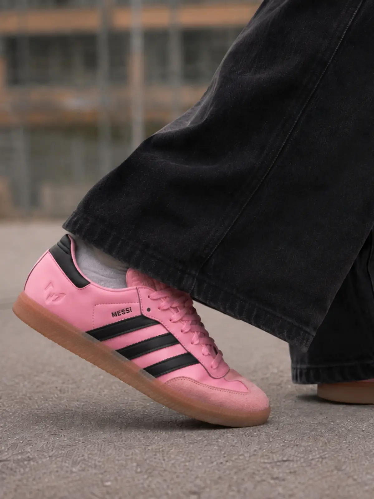 Eine Frau trägt die Messi-Sneaker von Adidas auf dem Bolzplatz.