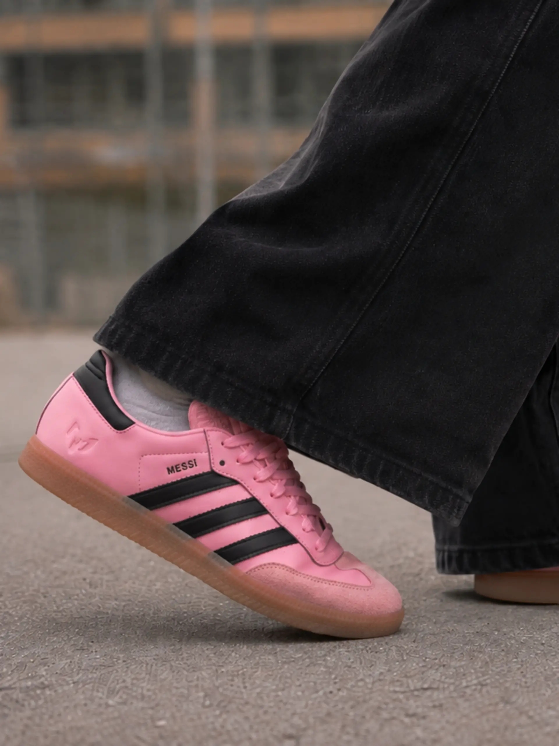 Eine Frau trägt die Messi-Sneaker von Adidas auf dem Bolzplatz.