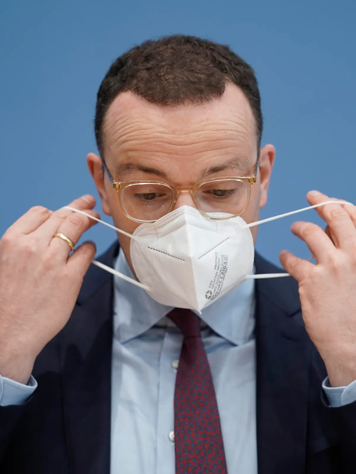 Aktuell,26.11.2021,Berlin,Bundesgesundheitsminister Jens Spahn im Portrait beim aufsetzen seiner FFP2-Maske bei der Bundespressekonferenz zum Thema Corona-Lage