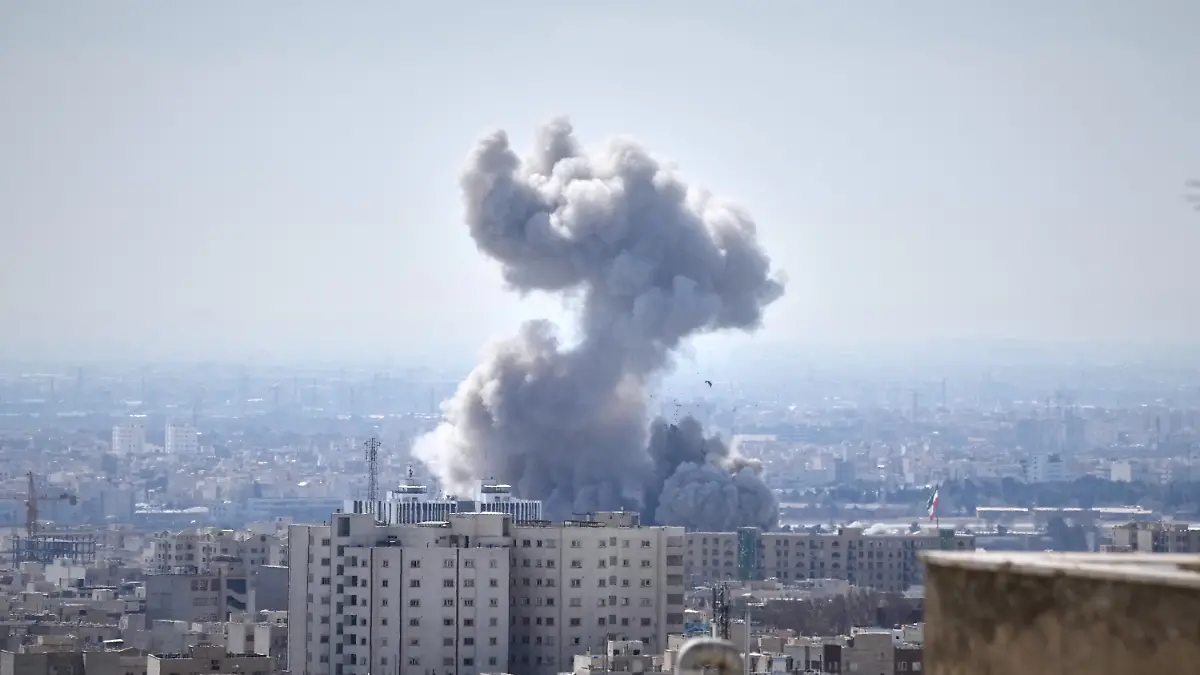 Eine Rauchwolke steigt am 1.3.2026 nach einer Explosion in Teheran auf. Die USA und Israel haben am Vortag mit den Angriffen auf den Iran begonnen. (zu dpa: «Angriffe, Blockaden, Waffenruhe: Chronik des Iran-Krieges») +++ dpa-Bildfunk +++
