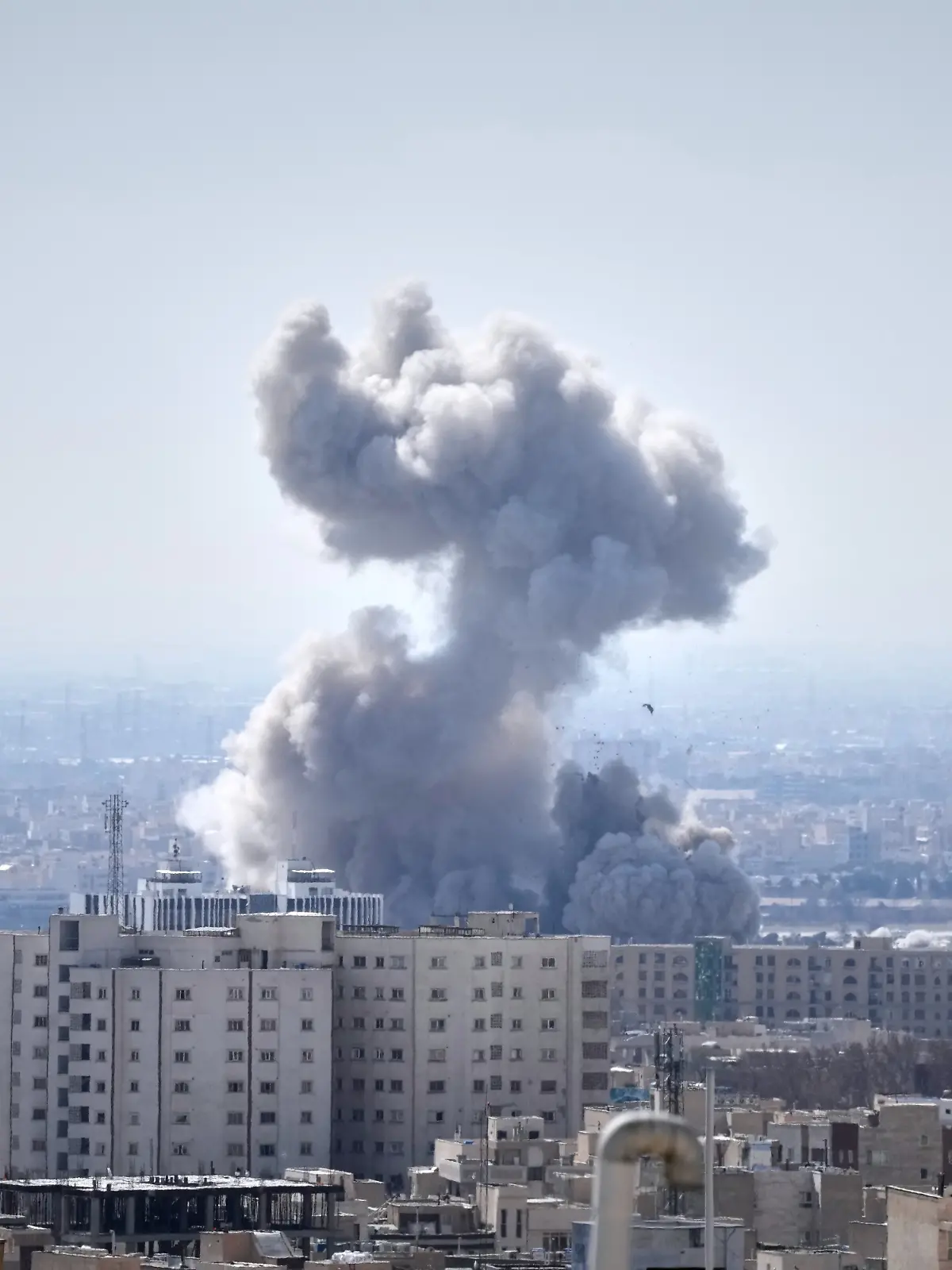 Eine Rauchwolke steigt am 1.3.2026 nach einer Explosion in Teheran auf. Die USA und Israel haben am Vortag mit den Angriffen auf den Iran begonnen. (zu dpa: «Angriffe, Blockaden, Waffenruhe: Chronik des Iran-Krieges») +++ dpa-Bildfunk +++