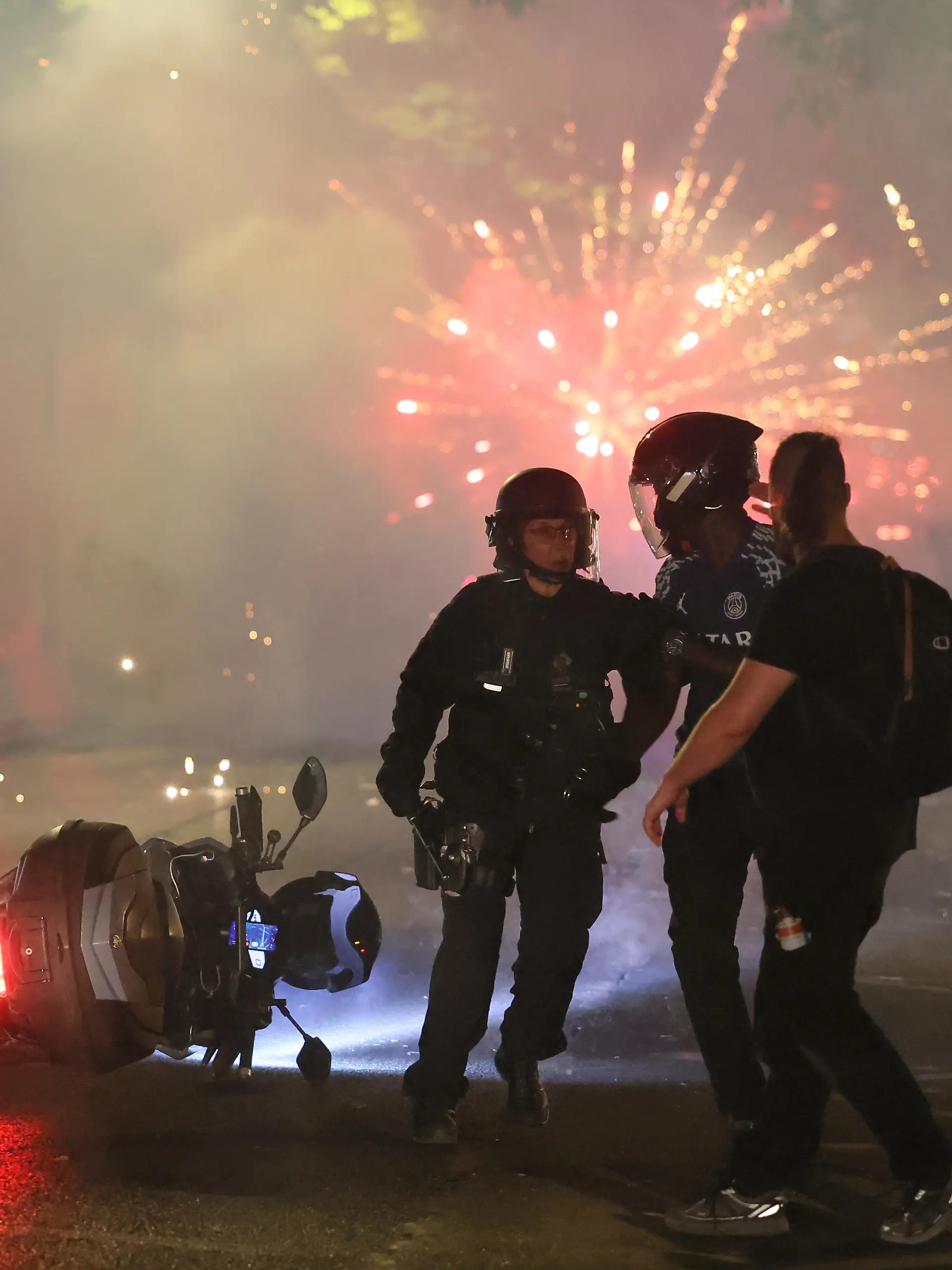 Fußball, Männer: Champions League, Paris Saint-Germain (PSG) - FC Arsenal, Finale, Puskás Aréna, Die Polizei versucht, PSG-Fans zu vertreiben, die in Paris nach dem Champions-League-Finale zwischen Paris Saint-Germain und Arsenal ein Feuerwerk gezündet hatten. Die französische Großstadt Clermont-Ferrand verhängt während der Fußballweltmeisterschaft eine Ausgangssperre für Jugendliche unter 16 Jahren, um Ausschreitungen zu verhindern. (zu dpa: «Bei WM Ausgangssperre für Jugendliche in französischer Stadt») +++ dpa-Bildfunk +++