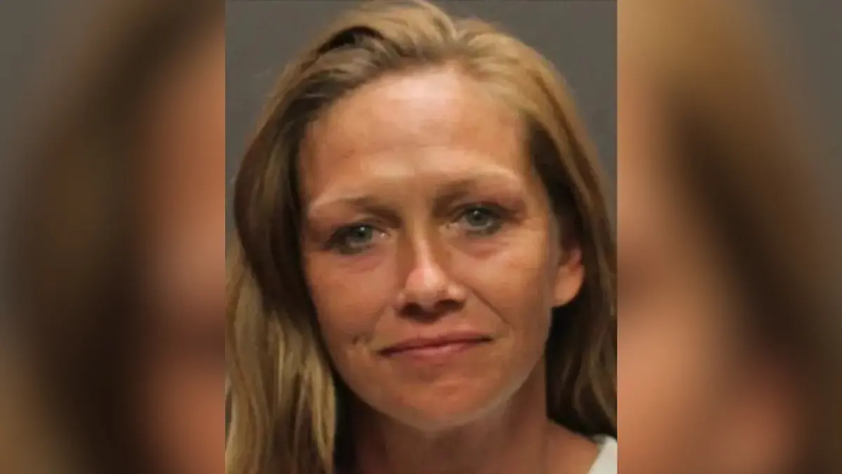Coral Michelle Smith wird von der Polizei in Tucson wegen Entführung und schwerer Körperverletztung gesucht. 