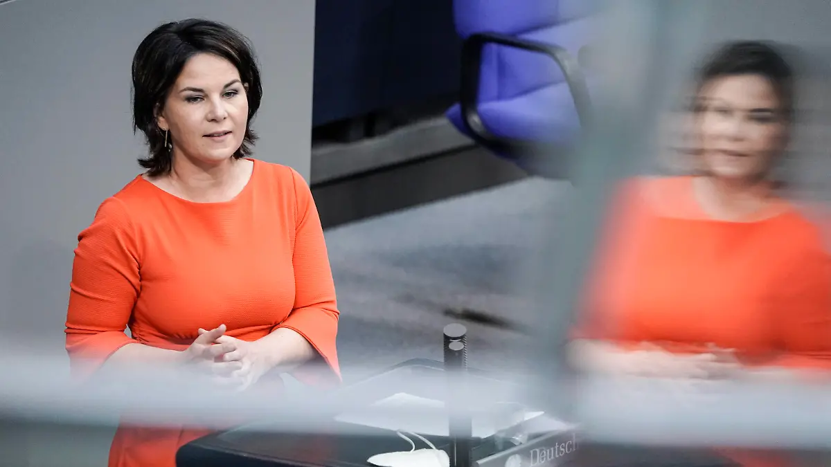  236. Bundestagssitzung und Debatte Aktuell, 24.06.2021, Berlin, Annalena Baerbock Kanzlerkandidatin Buendnis90/Die Gruenen im Portrait bei ihrer Rede zum Thema Regierungserklaerung zum Europaeischen Rat bei der 236. Sitzung des Deutschen Bundestag in Berlin Berlin Berlin Deutschland *** 236 Bundestag Session and Debate Current, 24 06 2021, Berlin, Annalena Baerbock Chancellor Candidate Buendnis90 The Greens in portrait during her speech on the topic Government Statement on the European Council at the 236 Session of the German Bundestag in Berlin Berlin Germany