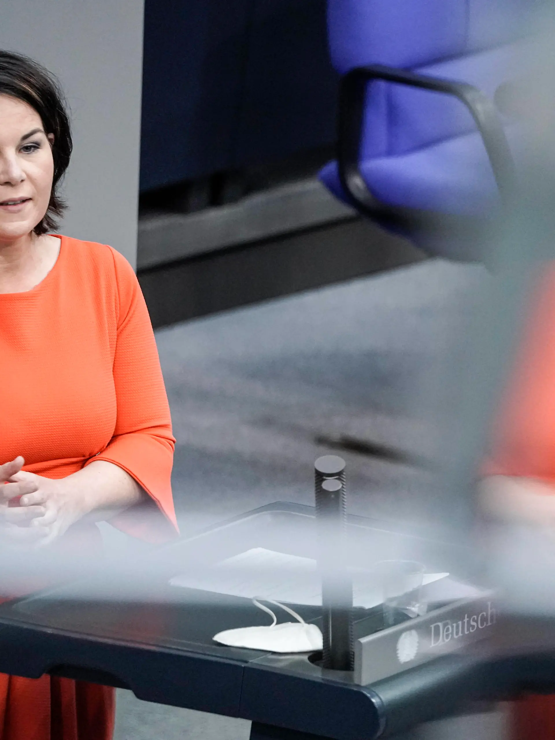  236. Bundestagssitzung und Debatte Aktuell, 24.06.2021, Berlin, Annalena Baerbock Kanzlerkandidatin Buendnis90/Die Gruenen im Portrait bei ihrer Rede zum Thema Regierungserklaerung zum Europaeischen Rat bei der 236. Sitzung des Deutschen Bundestag in Berlin Berlin Berlin Deutschland *** 236 Bundestag Session and Debate Current, 24 06 2021, Berlin, Annalena Baerbock Chancellor Candidate Buendnis90 The Greens in portrait during her speech on the topic Government Statement on the European Council at the 236 Session of the German Bundestag in Berlin Berlin Germany