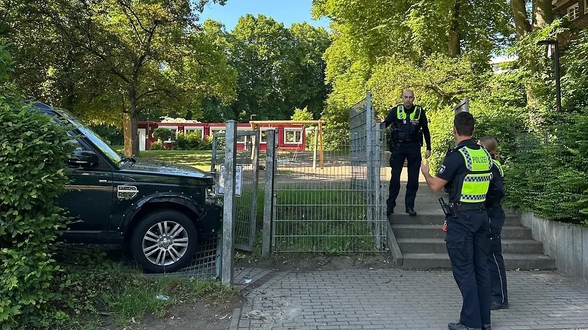 Mehrere Kinder vor Schule in Hamburg von Auto erfasst