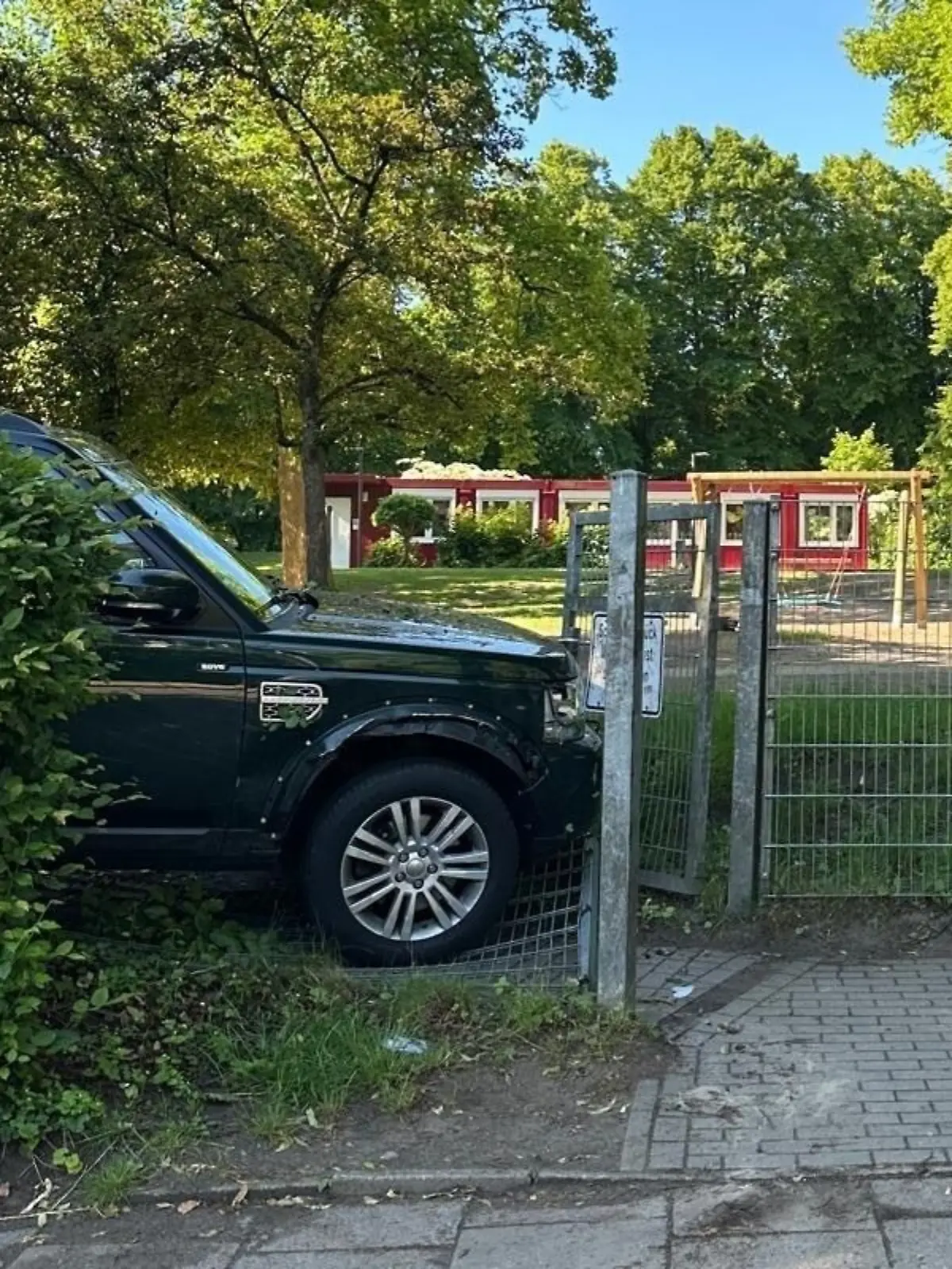 Mehrere Kinder vor Schule in Hamburg von Auto erfasst