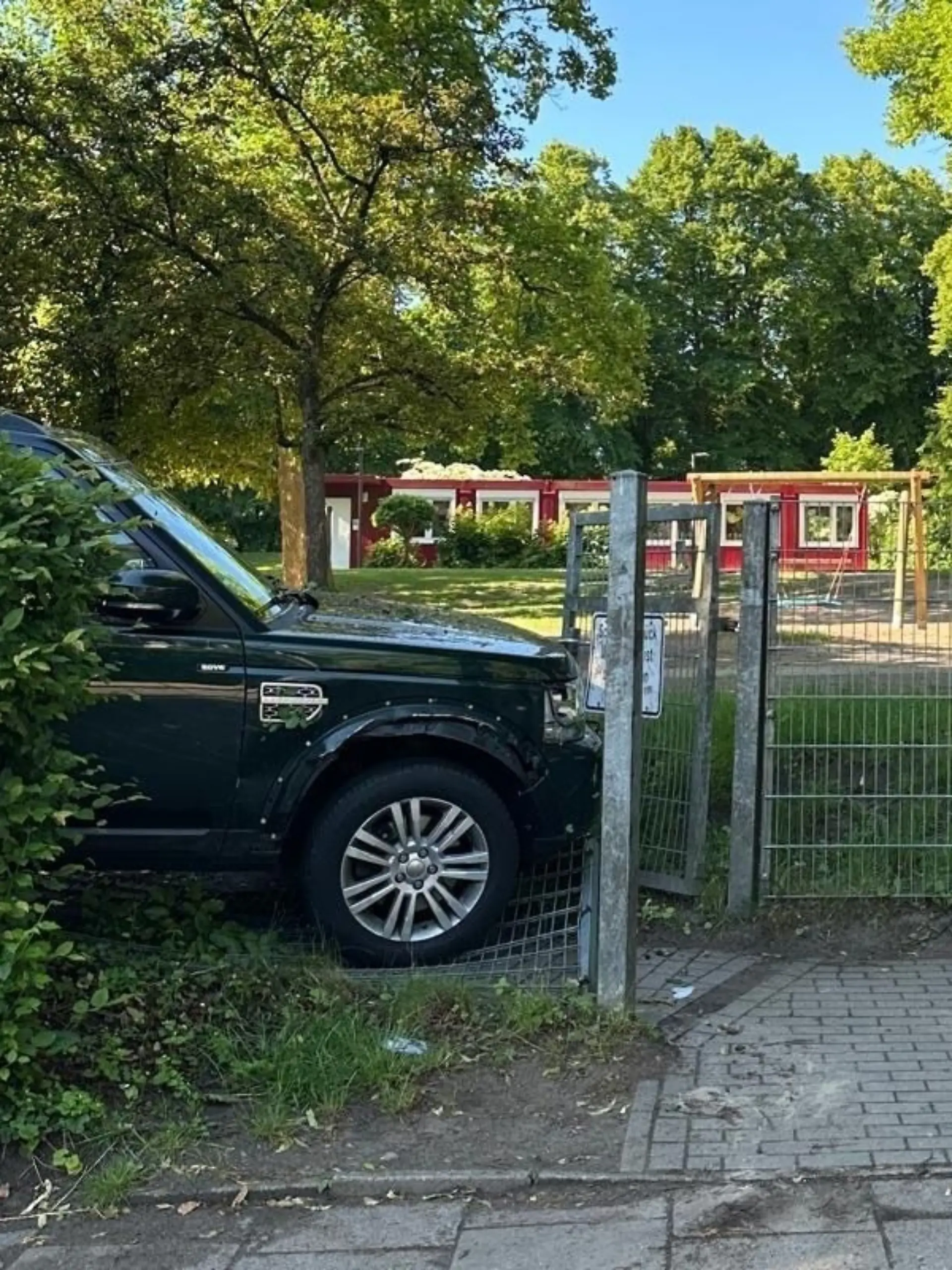 Mehrere Kinder vor Schule in Hamburg von Auto erfasst