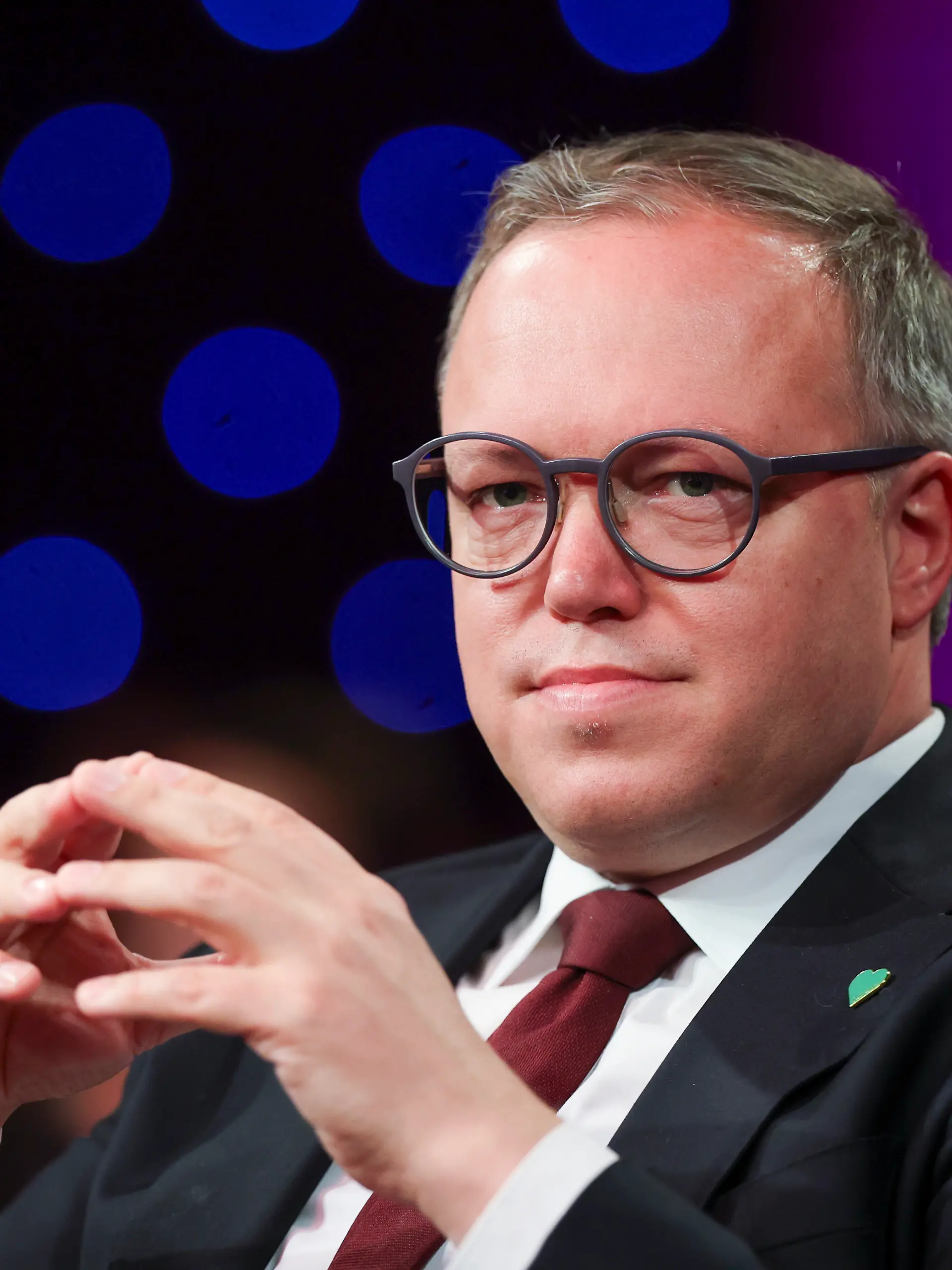 Mario Voigt (CDU), Ministerpräsident von Thüringen, sitzt in der Diskussionsrundebei den Medientagen Mitteldeutschland. (zu dpa: «Landtagswahlen an einem Tag? - Nein aus mehreren Ländern») +++ dpa-Bildfunk +++