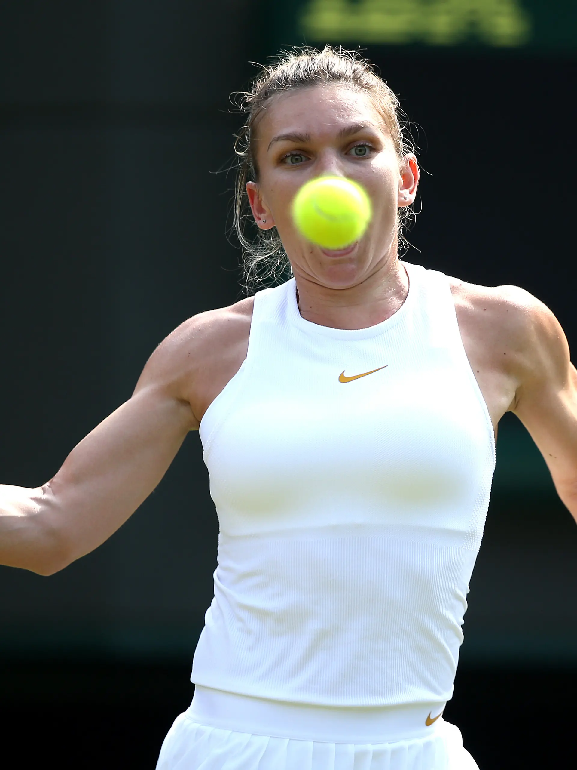 Simona Halep kam der Ball etwas zu nahe – zumindest für den Fotografen 