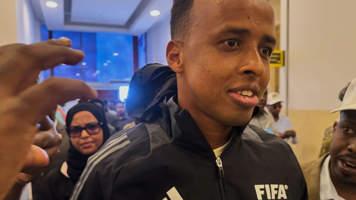 Bei seiner Rückkehr nach Somalia wurde Referee Omar Artan gefeiert.