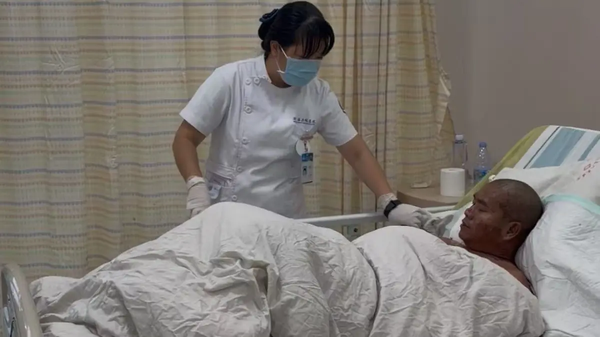 (260607) -- CHENGMAI, June 7, 2026 (Xinhua) -- A medical worker takes care of Qin Jianping at Chengmai County People's Hospital in Chengmai County, south China's Hainan Province, June 6, 2026. TO GO WITH "China Focus: Miracle man drifts in sea for 7 days -- 'There was only one thought in my head: I can't die'" (Xinhua/Wu Maohui)