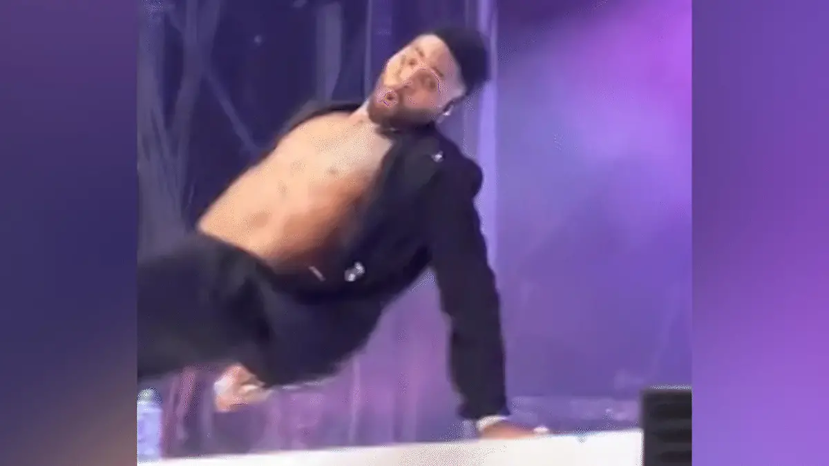 Mitten im Konzert! Weltstar fällt hin – und macht daraus lässige Show-Einlage Auftritt in London