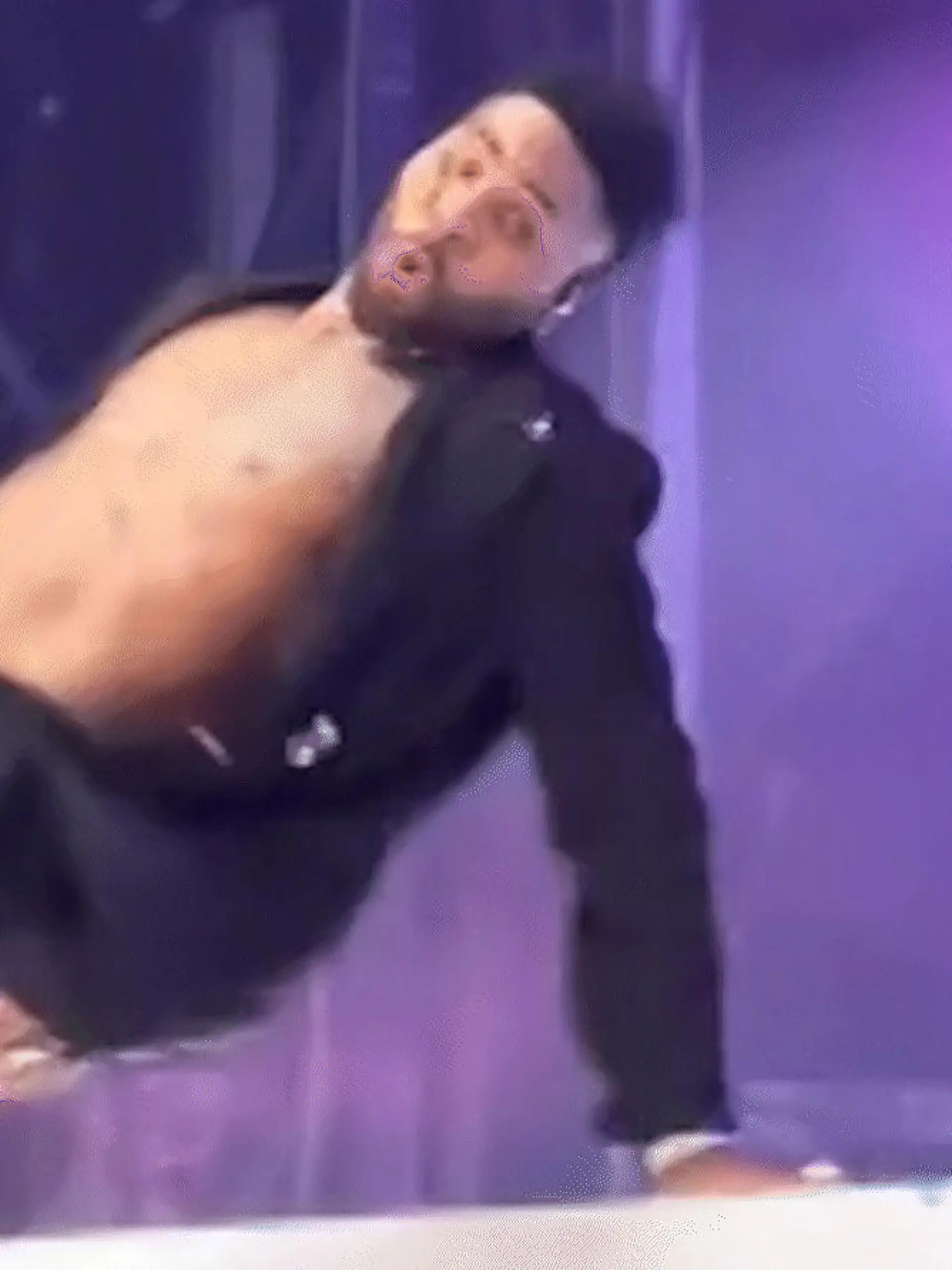 Bild zu: "Mitten im Konzert! Weltstar fällt hin – und macht daraus lässige Show-Einlage"