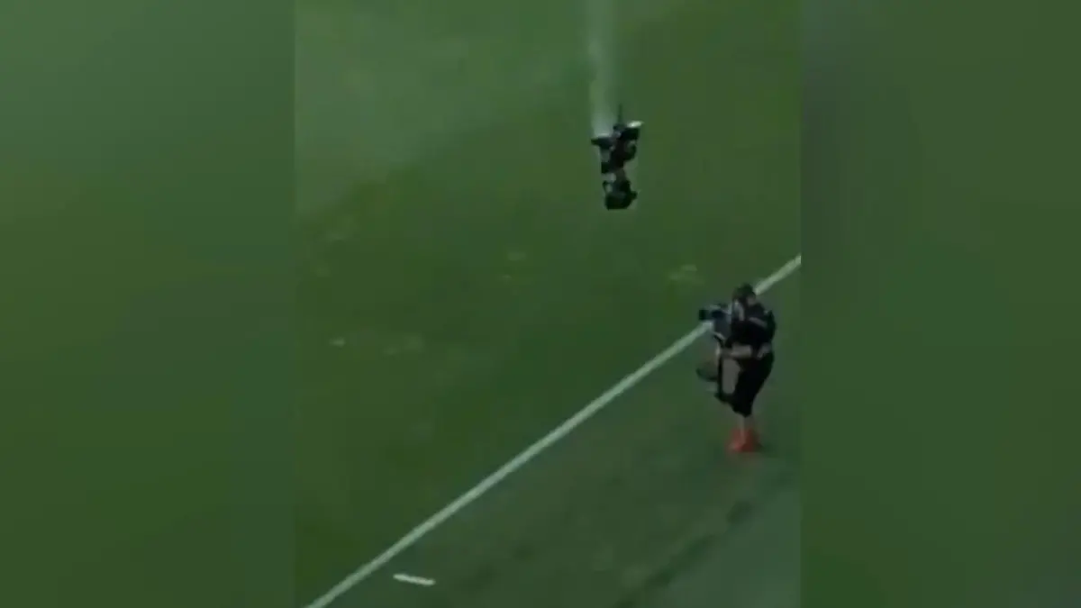 Mitten im Spiel! Kamera kracht aus 20 Metern aufs Feld – direkt neben IHN Schreckmoment beim Fußball