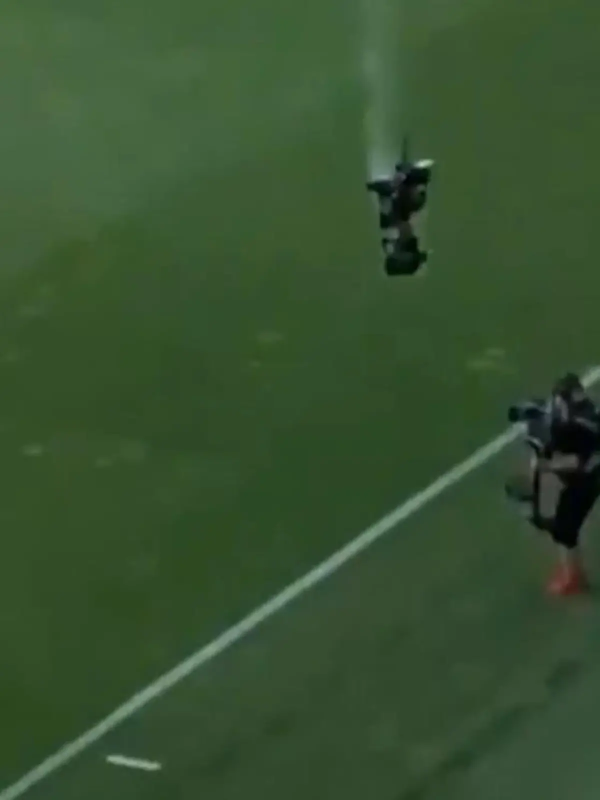 Bild zu: "Mitten im Spiel! Kamera kracht aus 20 Metern aufs Feld – direkt neben IHN"