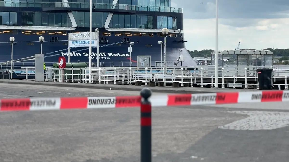 Bild zu: "Sprengstoff-Alarm? „Mein Schiff Relax” in Kiel evakuiert"