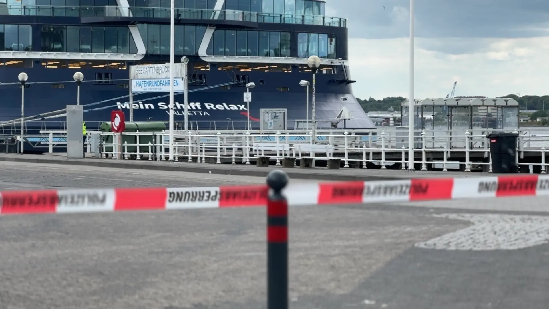 Das Kreuzfahrtschiff „Mein Schiff Relax“ und der Ostseekai wurden am Mittwoch evakuiert.