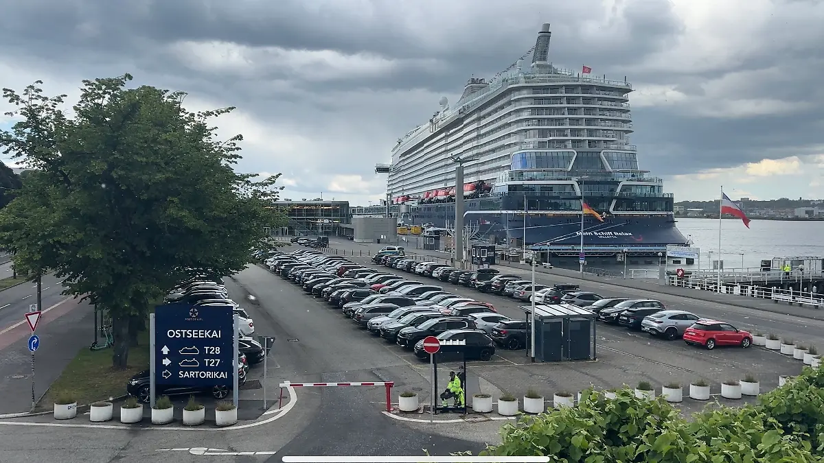 Passagiere und weitere Personen wurden aus dem Terminal und vom Schiff gebracht.