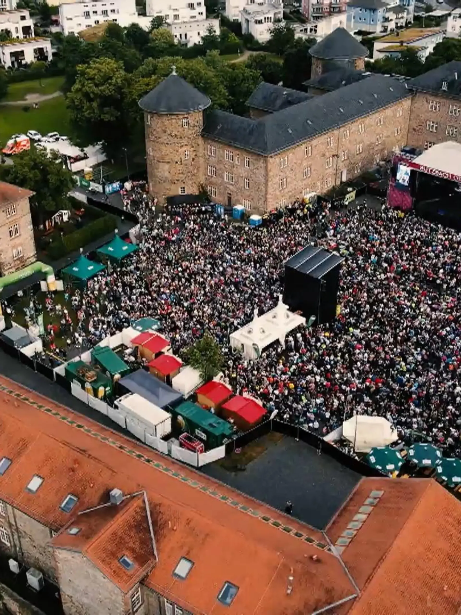 Bild zu: "Butzbach Schlosshof Open Air 2026 – Schöne Sommernächte garantiert"